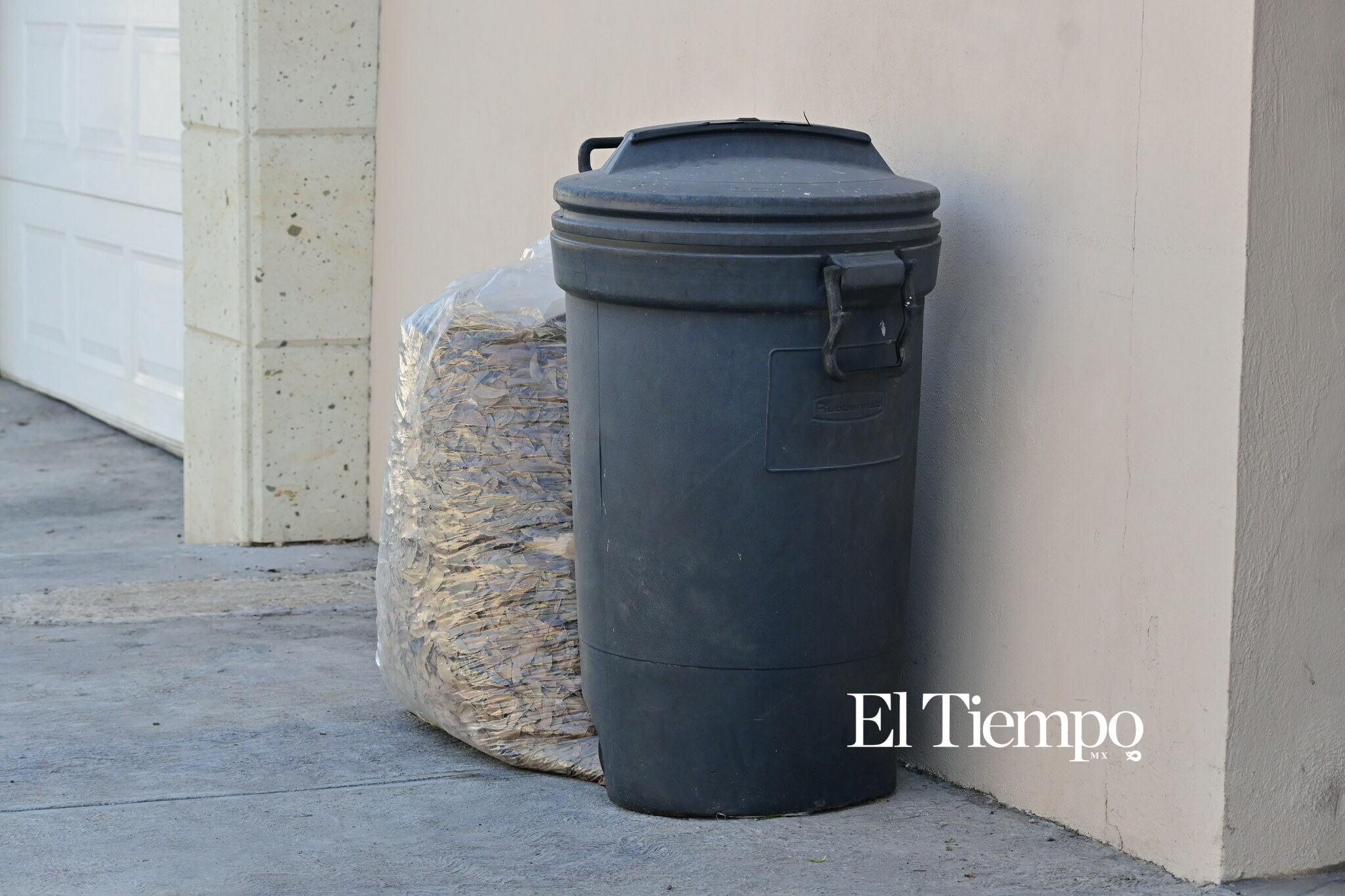Banquetas ocupadas por tambos complican paso peatonal