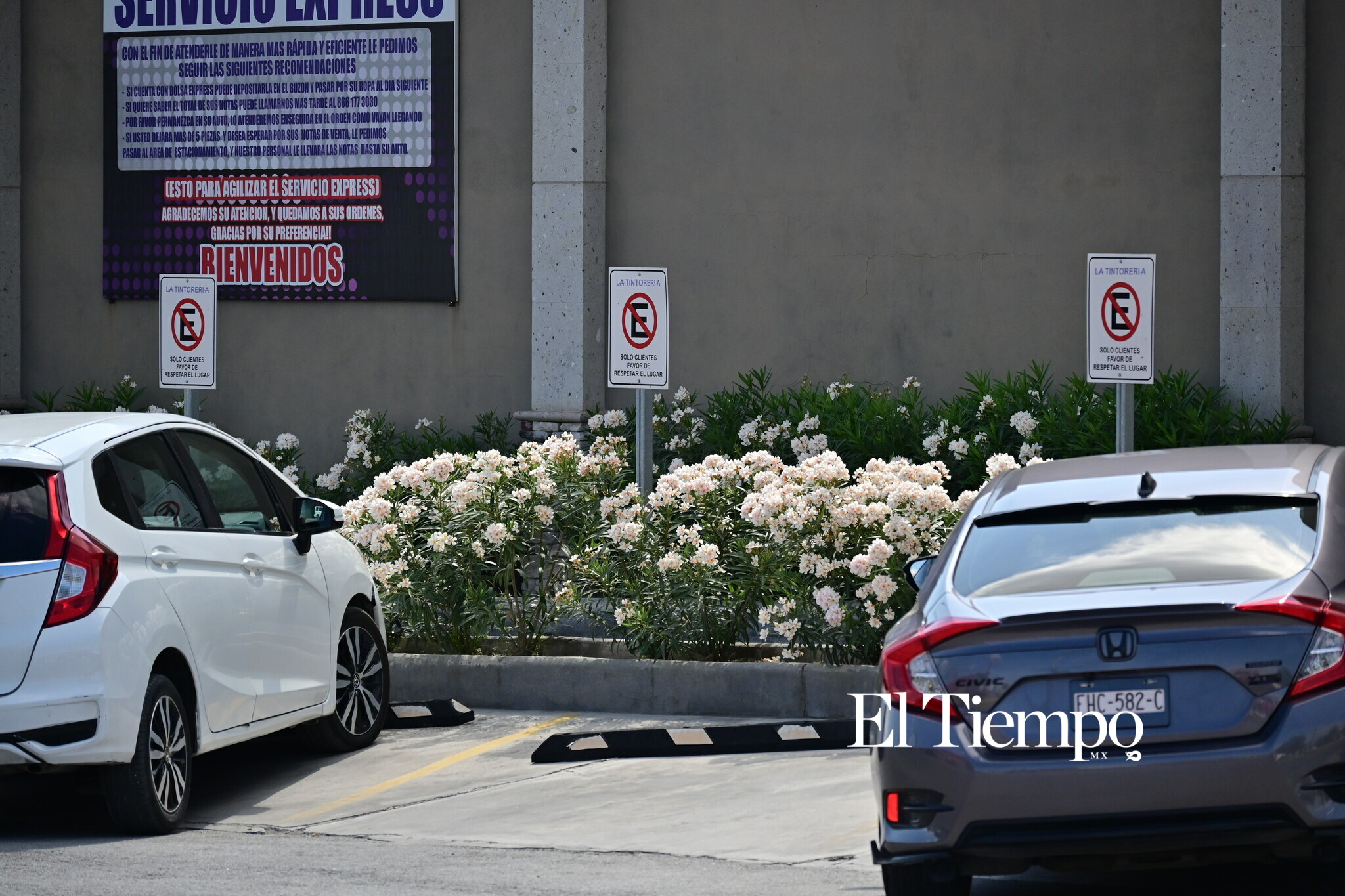 Señalamientos restrictivos que limitan a quienes pueden estacionarse en ese lugar...