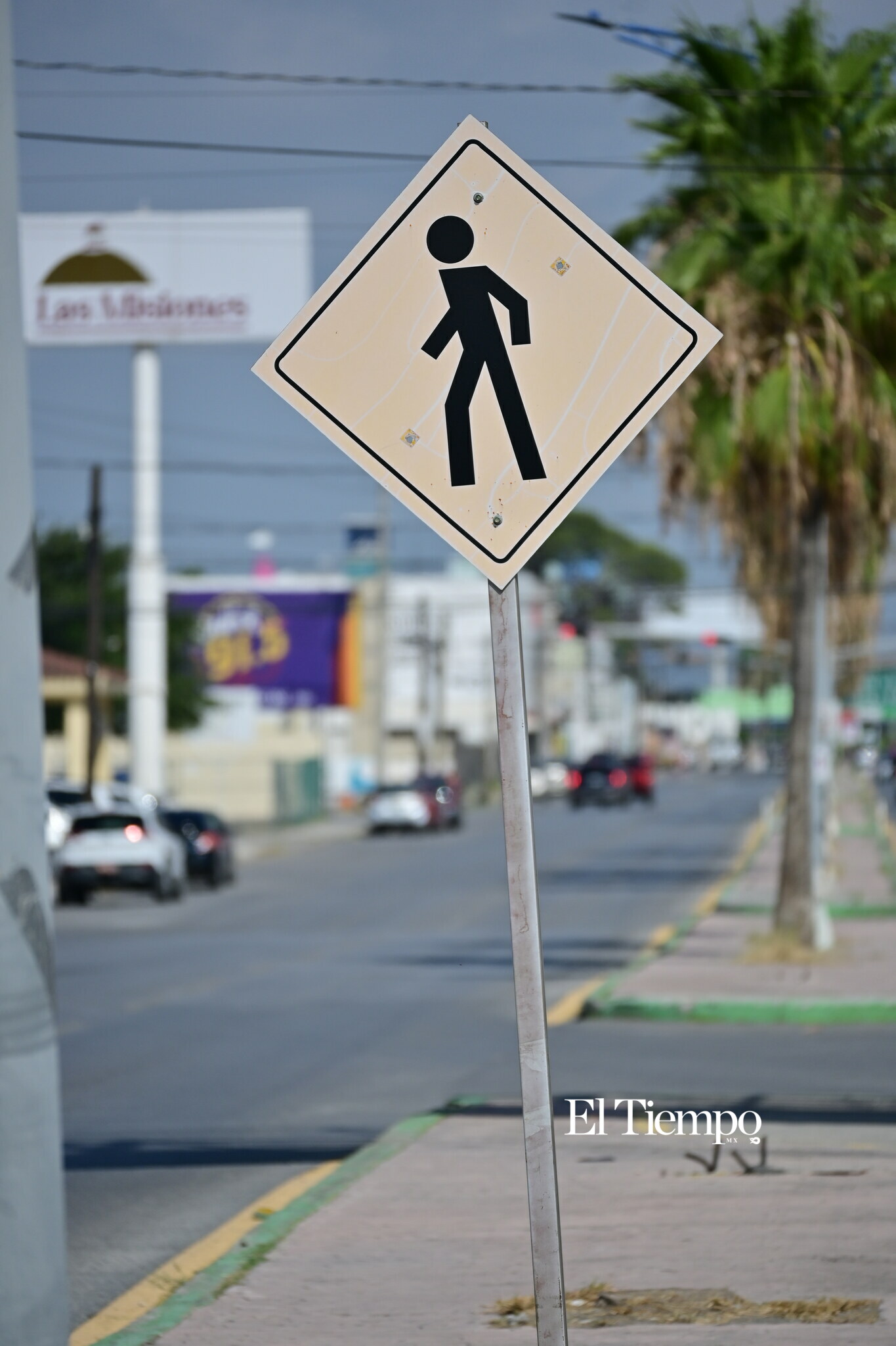 Señal preventiva de cruce peatonal que advierte la presencia de personas atravesando la vialidad.