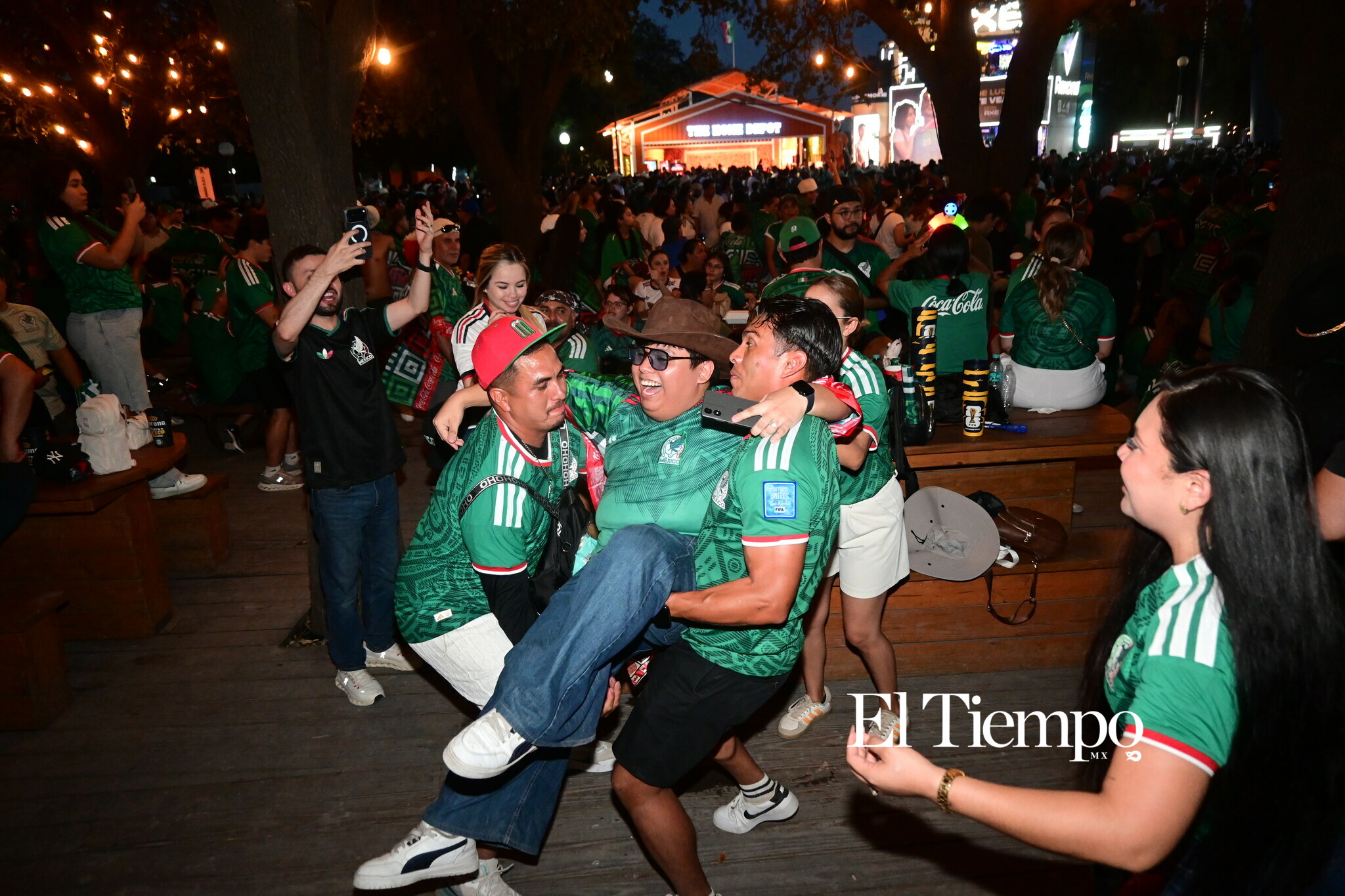 La fiesta que no se vio en la cancha: así vivió Monterrey el triunfo de México