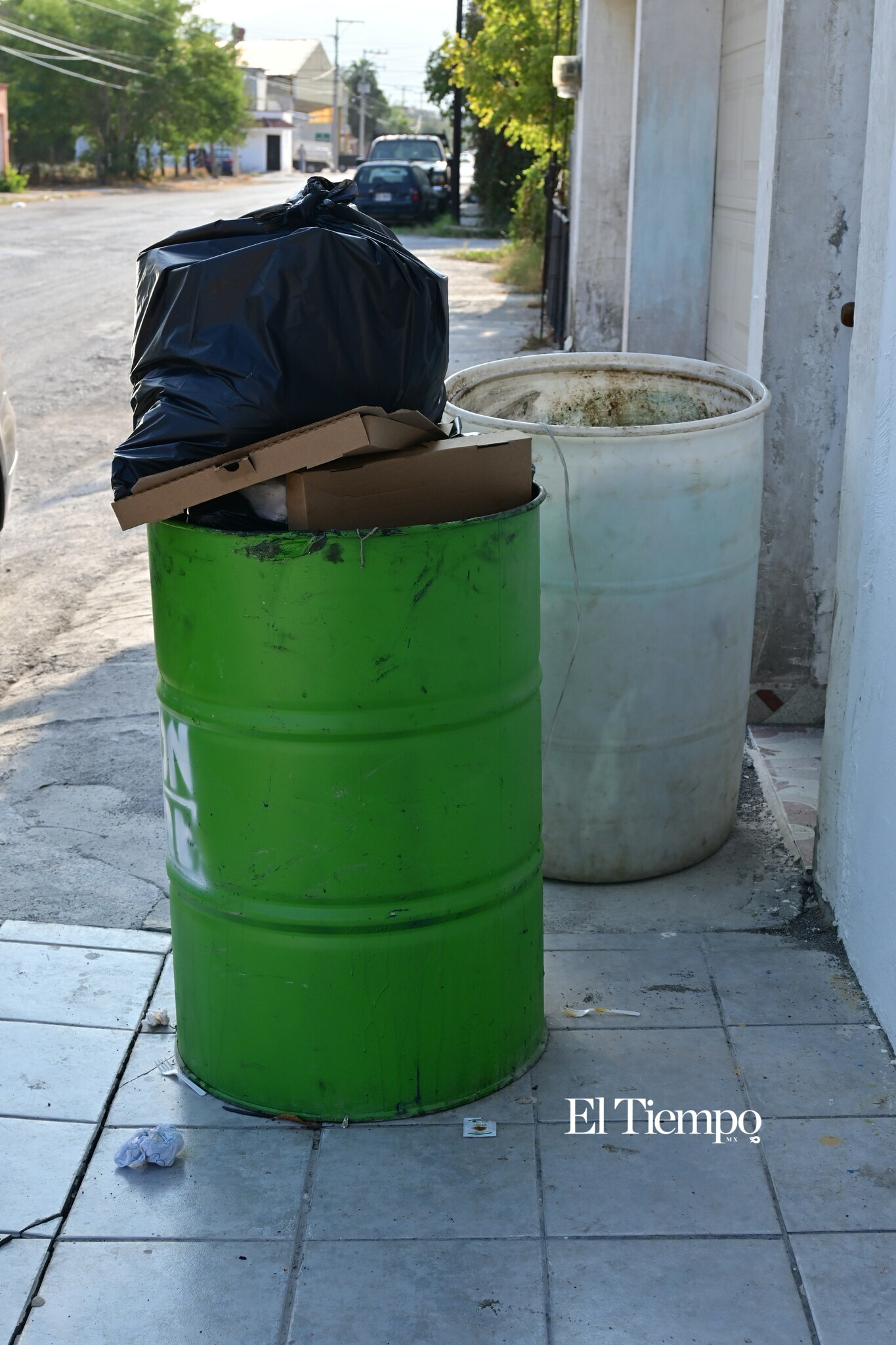 Banquetas ocupadas por tambos complican paso peatonal