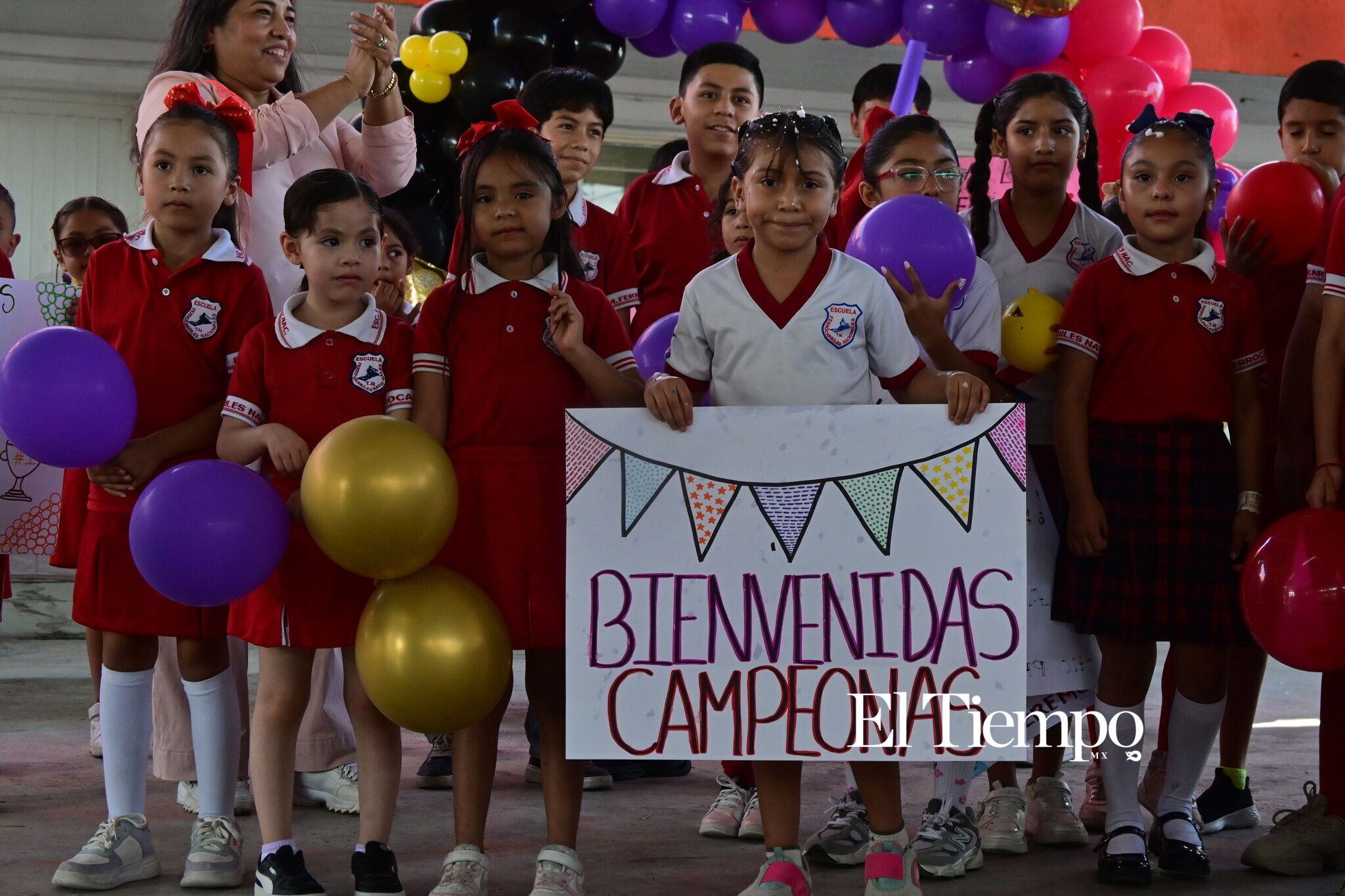 Reciben como campeonas a alumnas de Ferrocarriles