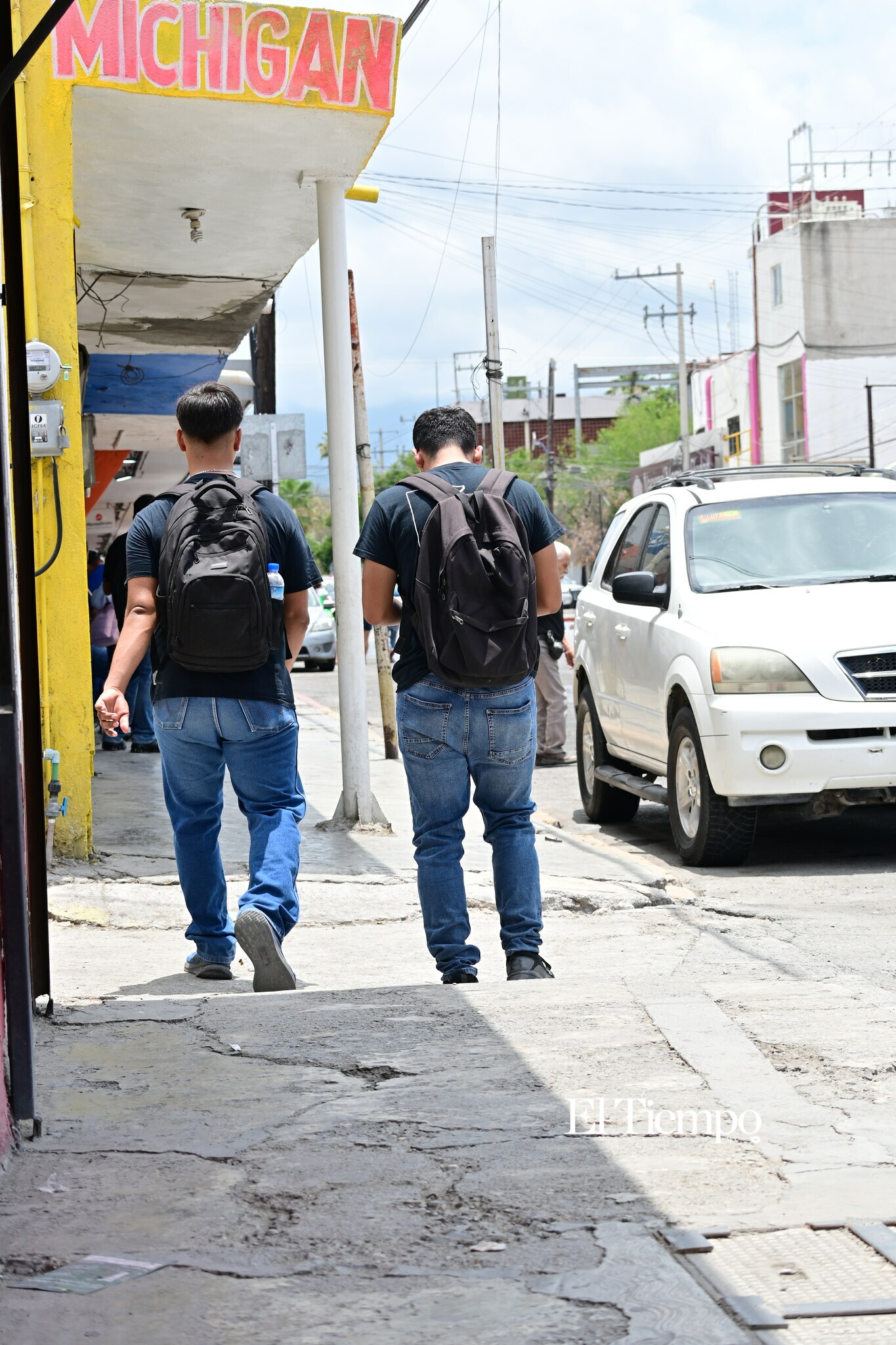 Entre clases y trabajo, jóvenes luchan por concluir su carrera