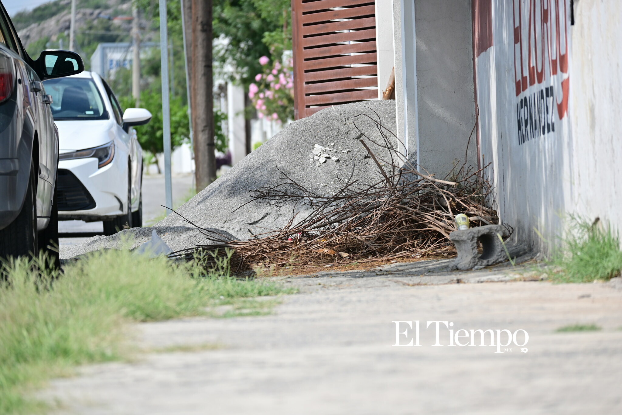 Banquetas ocupadas por tambos complican paso peatonal