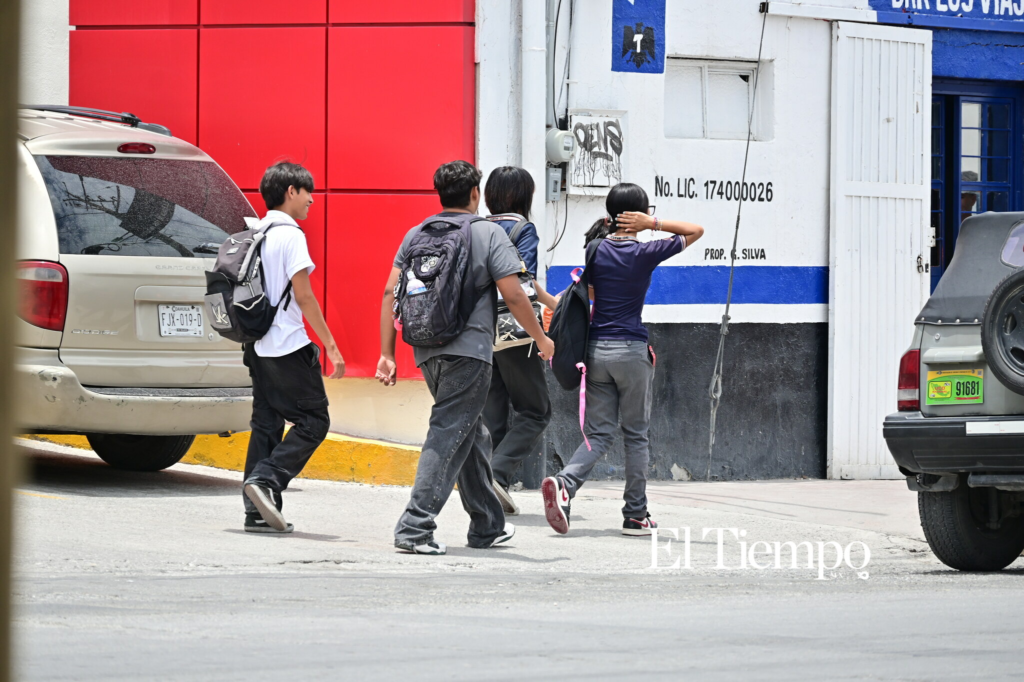 Entre clases y trabajo, jóvenes luchan por concluir su carrera