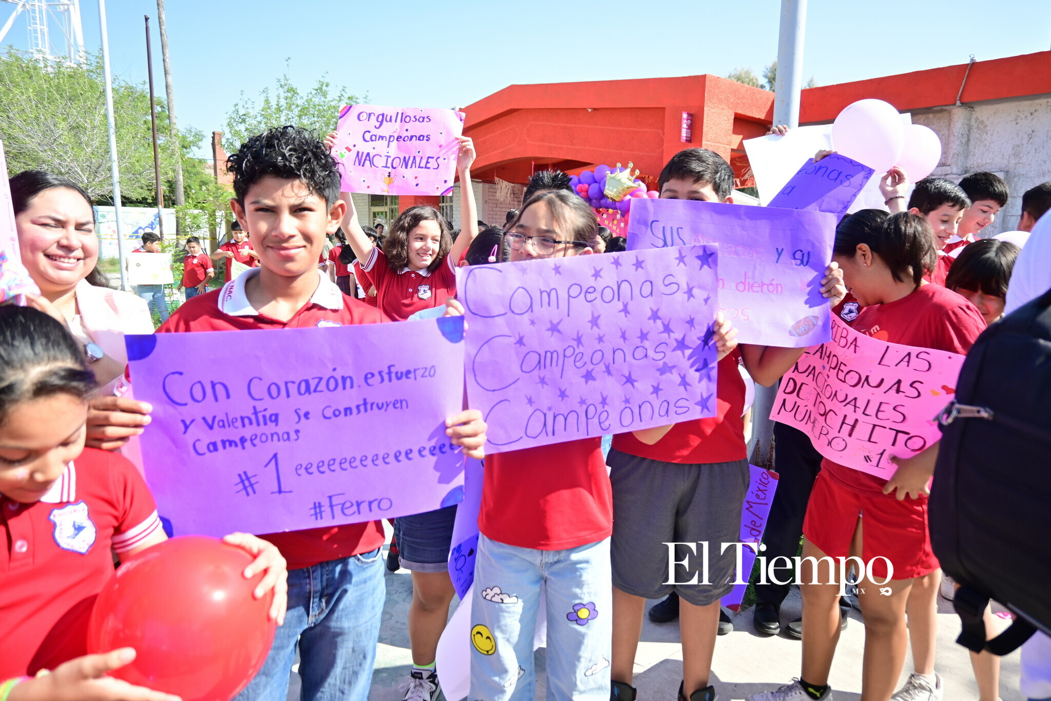 Reciben como campeonas a alumnas de Ferrocarriles