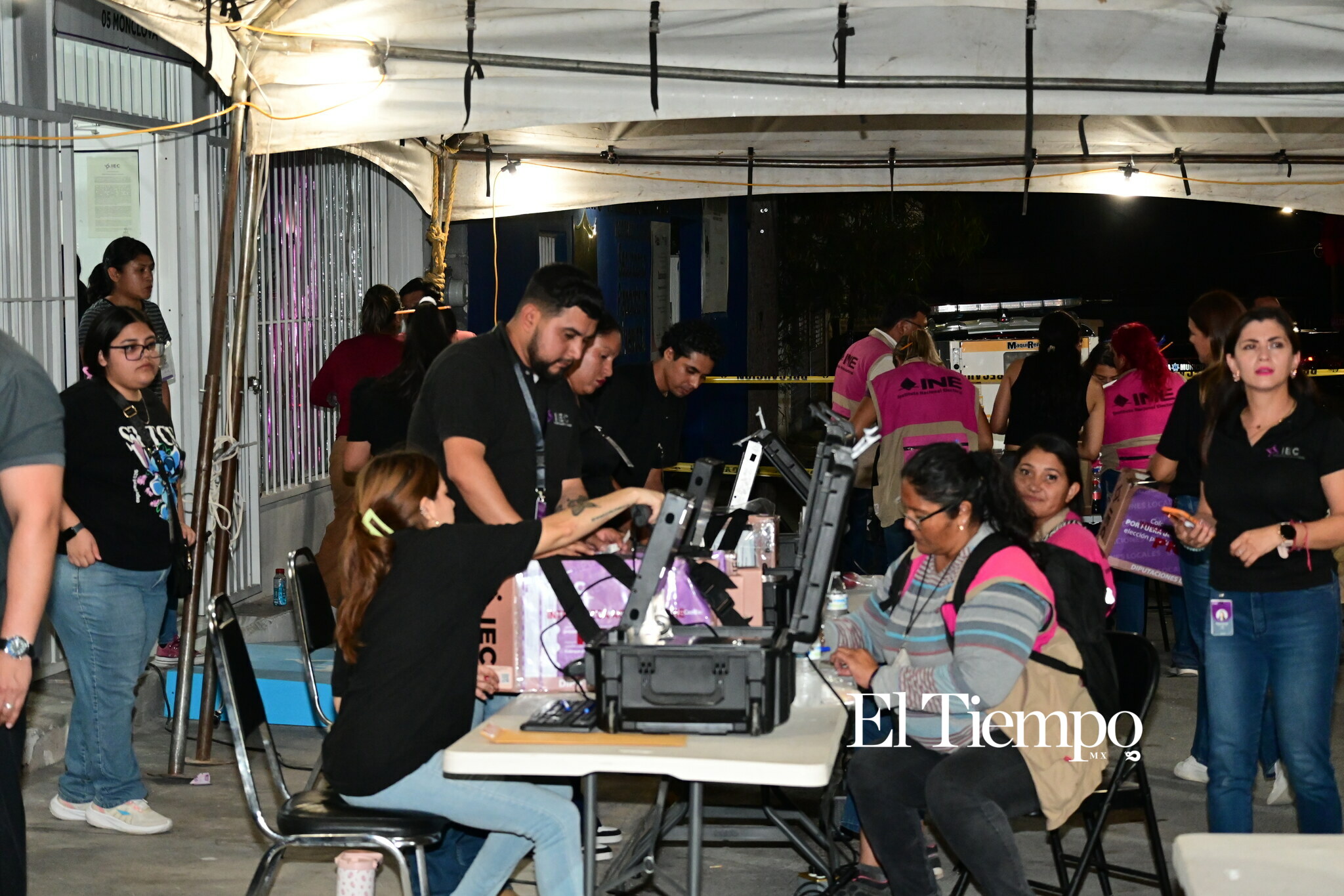 Llegada de paquetes electorales al IEC en Monclova