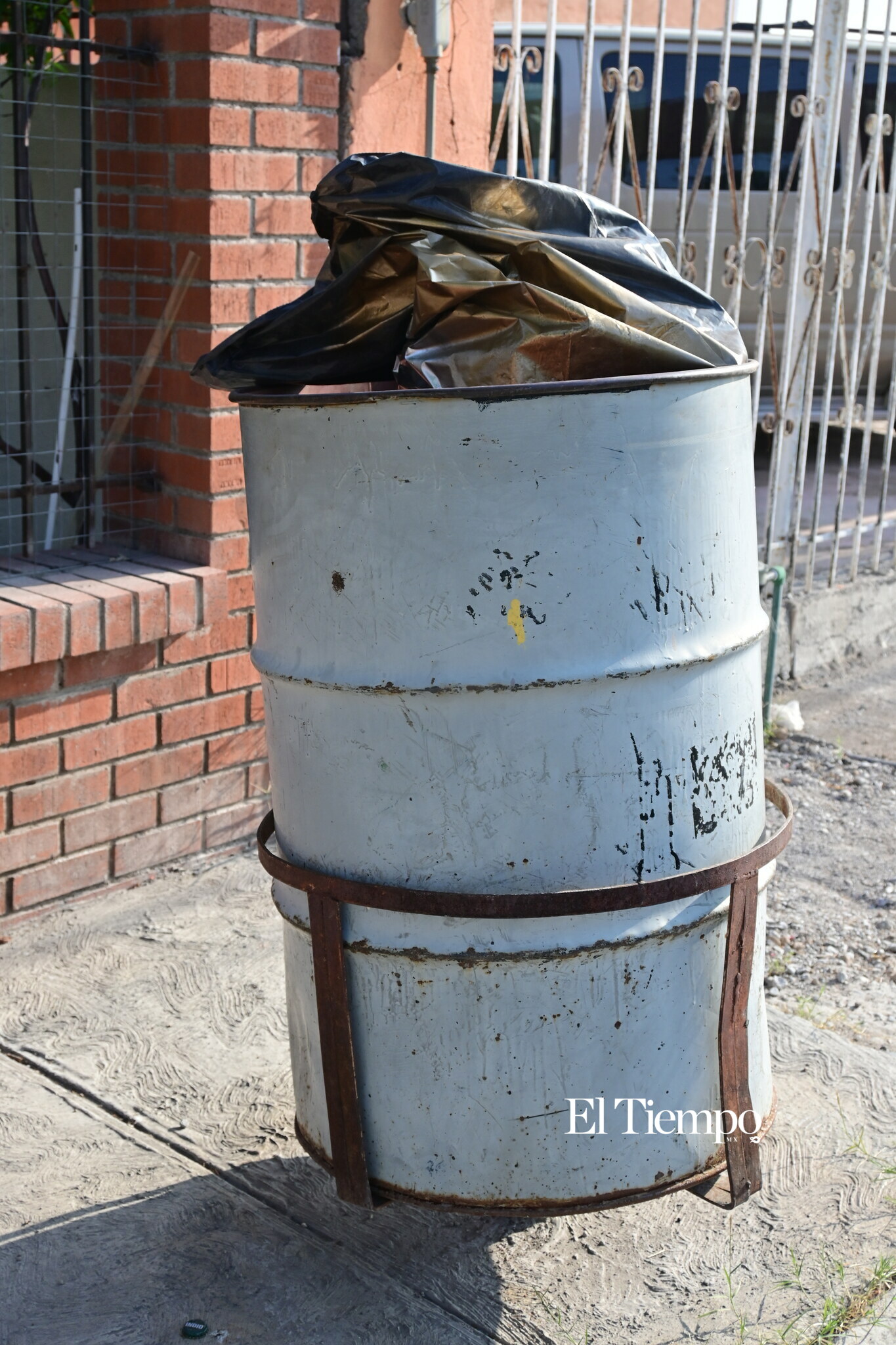 Banquetas ocupadas por tambos complican paso peatonal