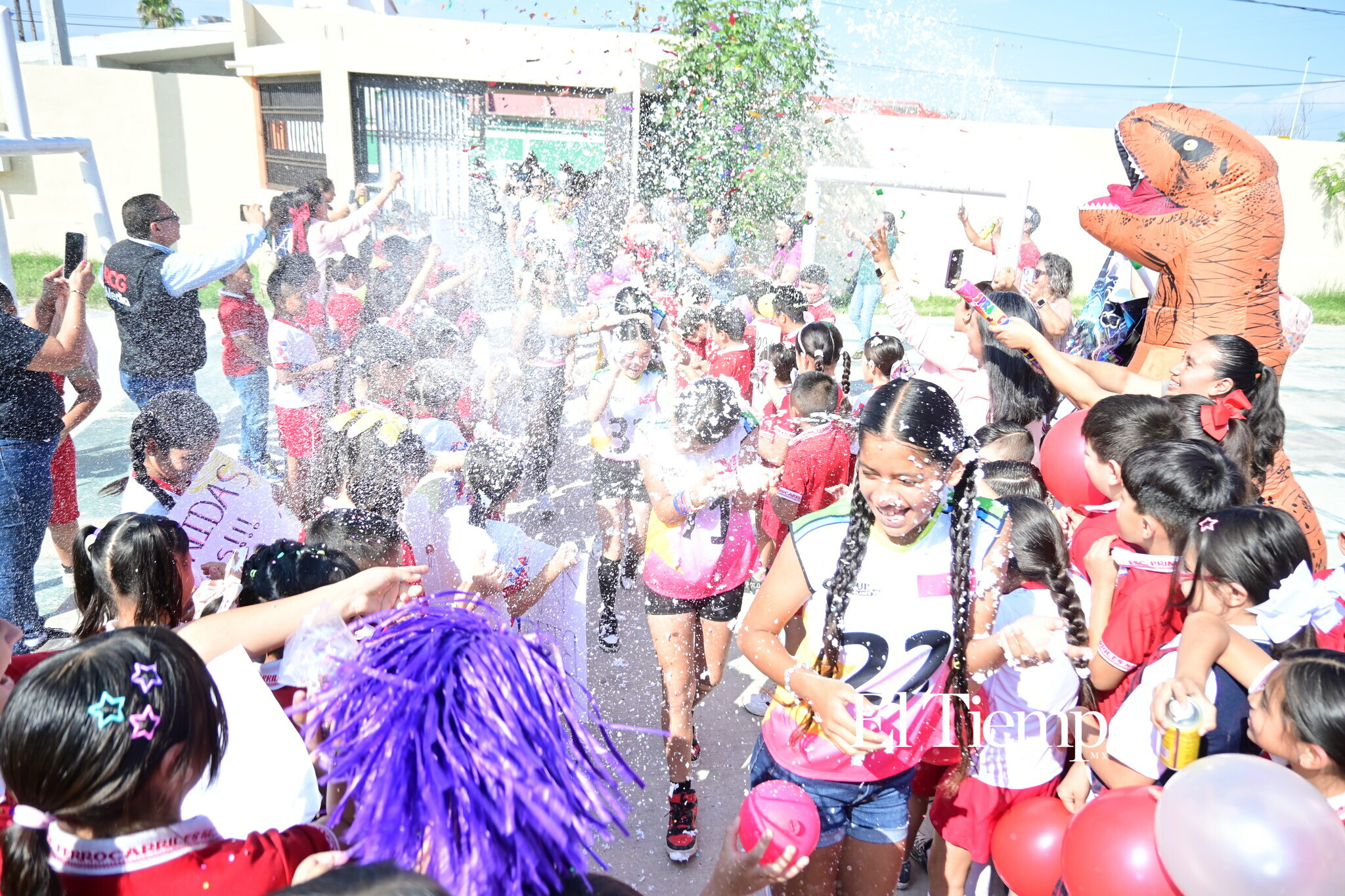 Reciben como campeonas a alumnas de Ferrocarriles