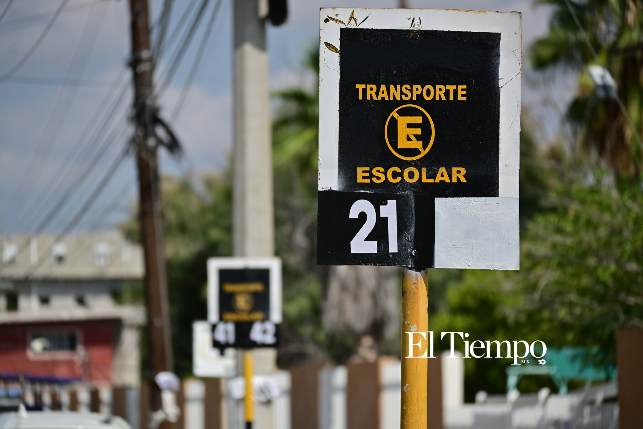 Señal de transporte escolar que identifica áreas utilizadas para ascenso y descenso de estudiantes.