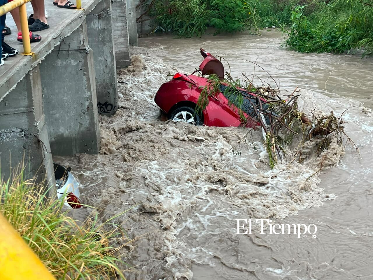 Corriente de arroyo arrastra tres vehículos frente a Tecnotrim tras fuerte tromba en Monclova