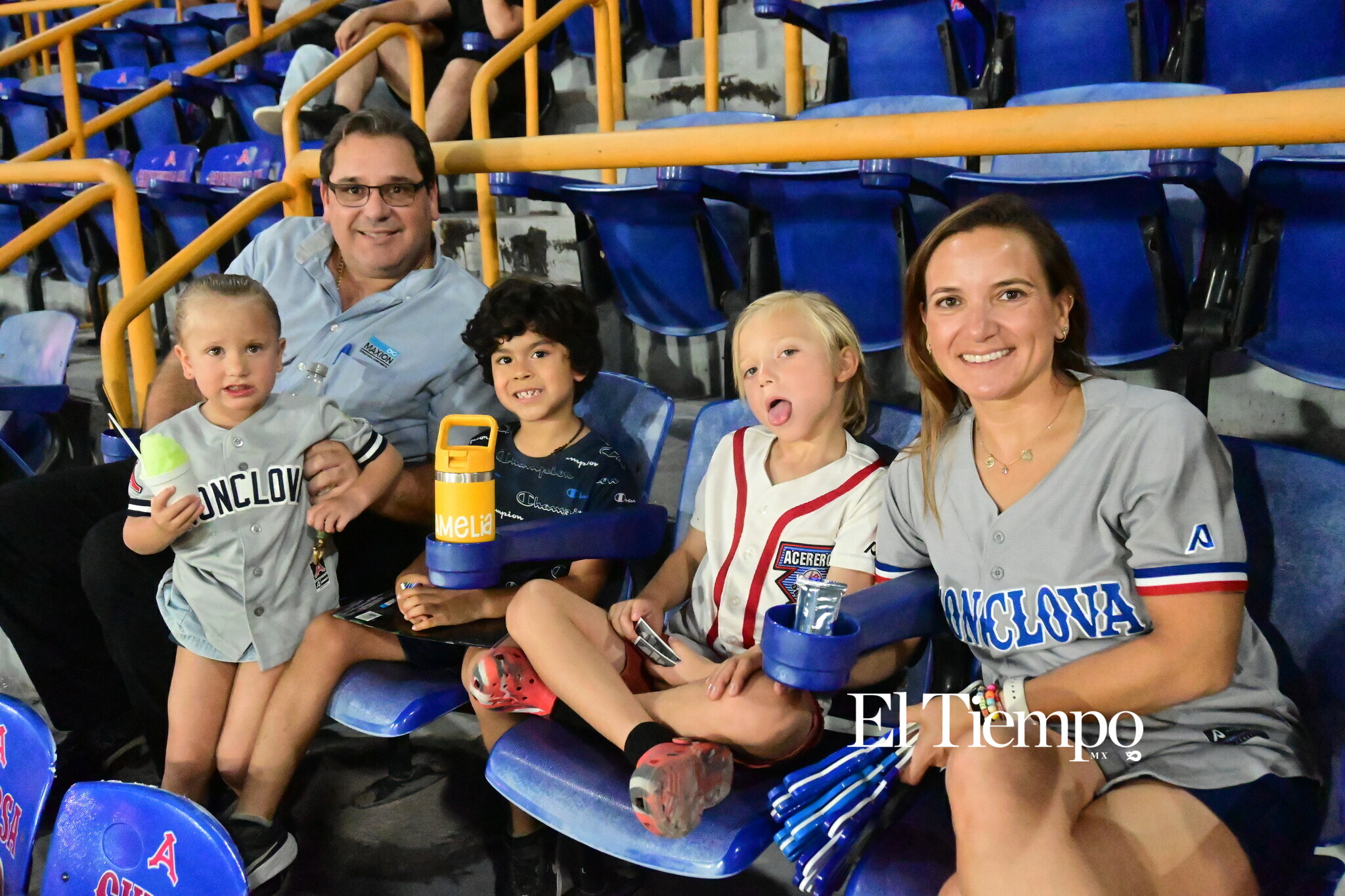 La afición responde en una noche de béisbol con causa
