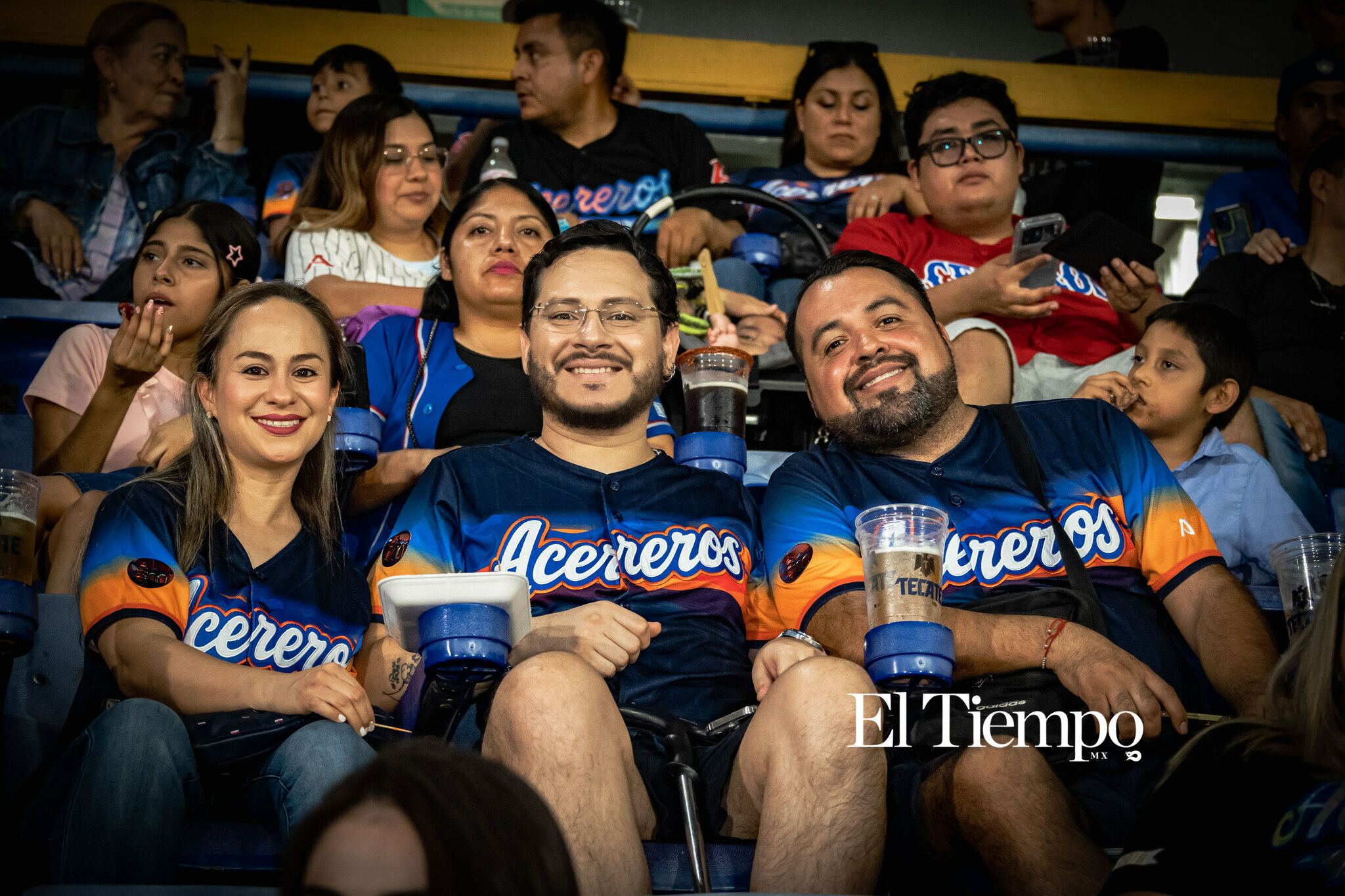 Grupos de amigos aprovecharon el encuentro para compartir una noche de deporte y convivencia.