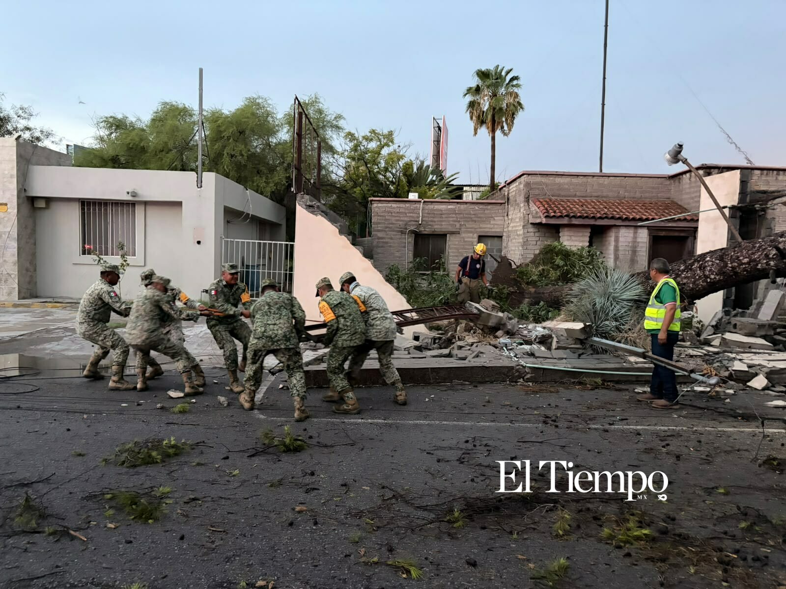 Ejército Mexicano retira árboles y espectaculares tras las lluvias en Monclova