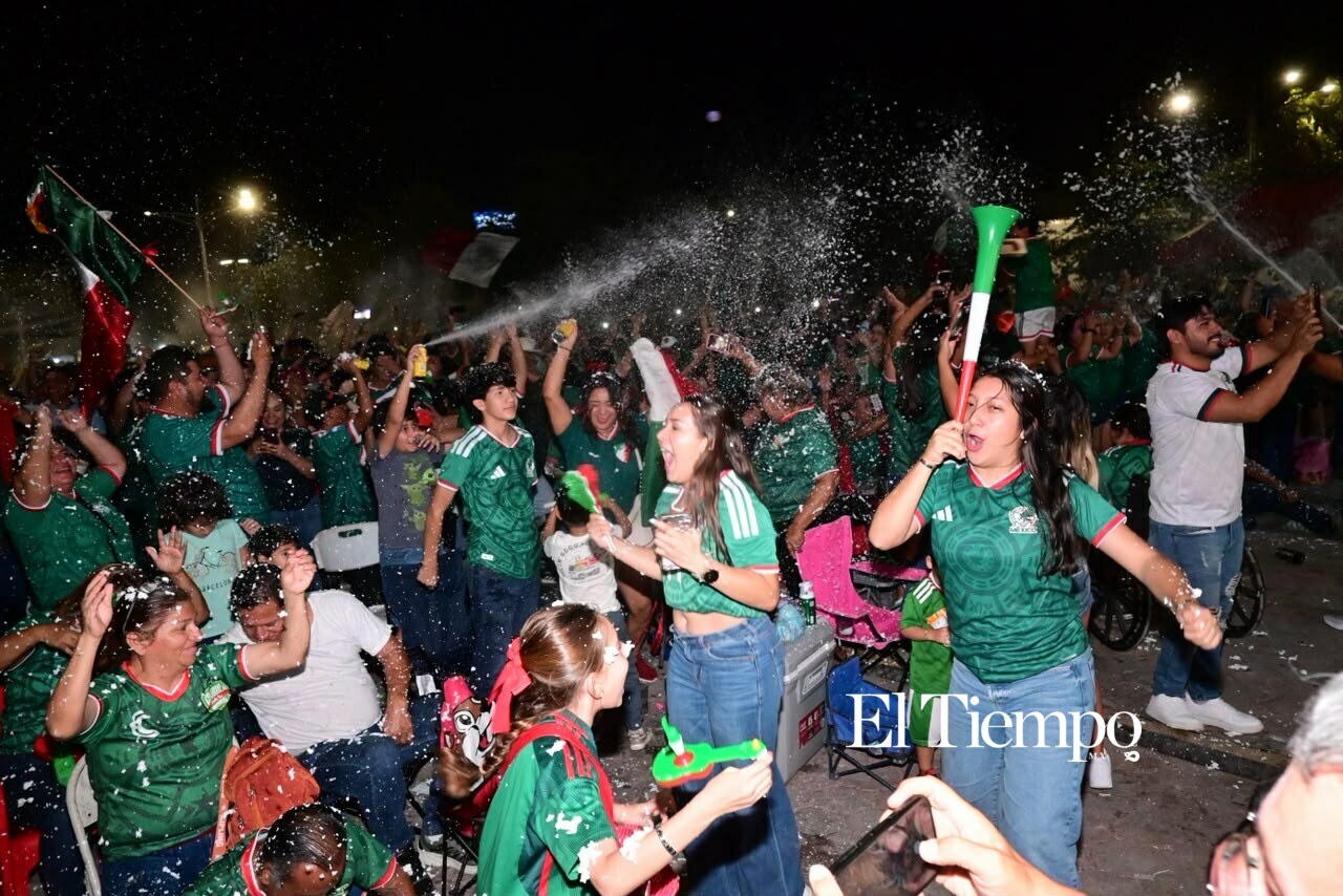 Monclovenses festejan con euforia el segundo gol de la Seleccion Mexicana