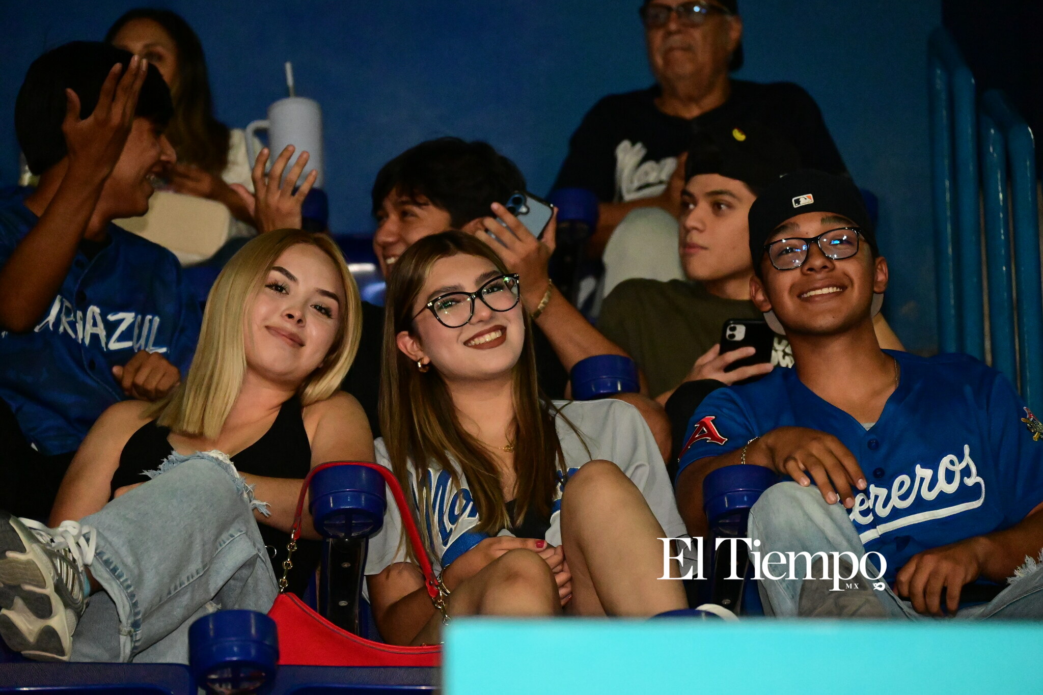 La afición responde en una noche de béisbol con causa