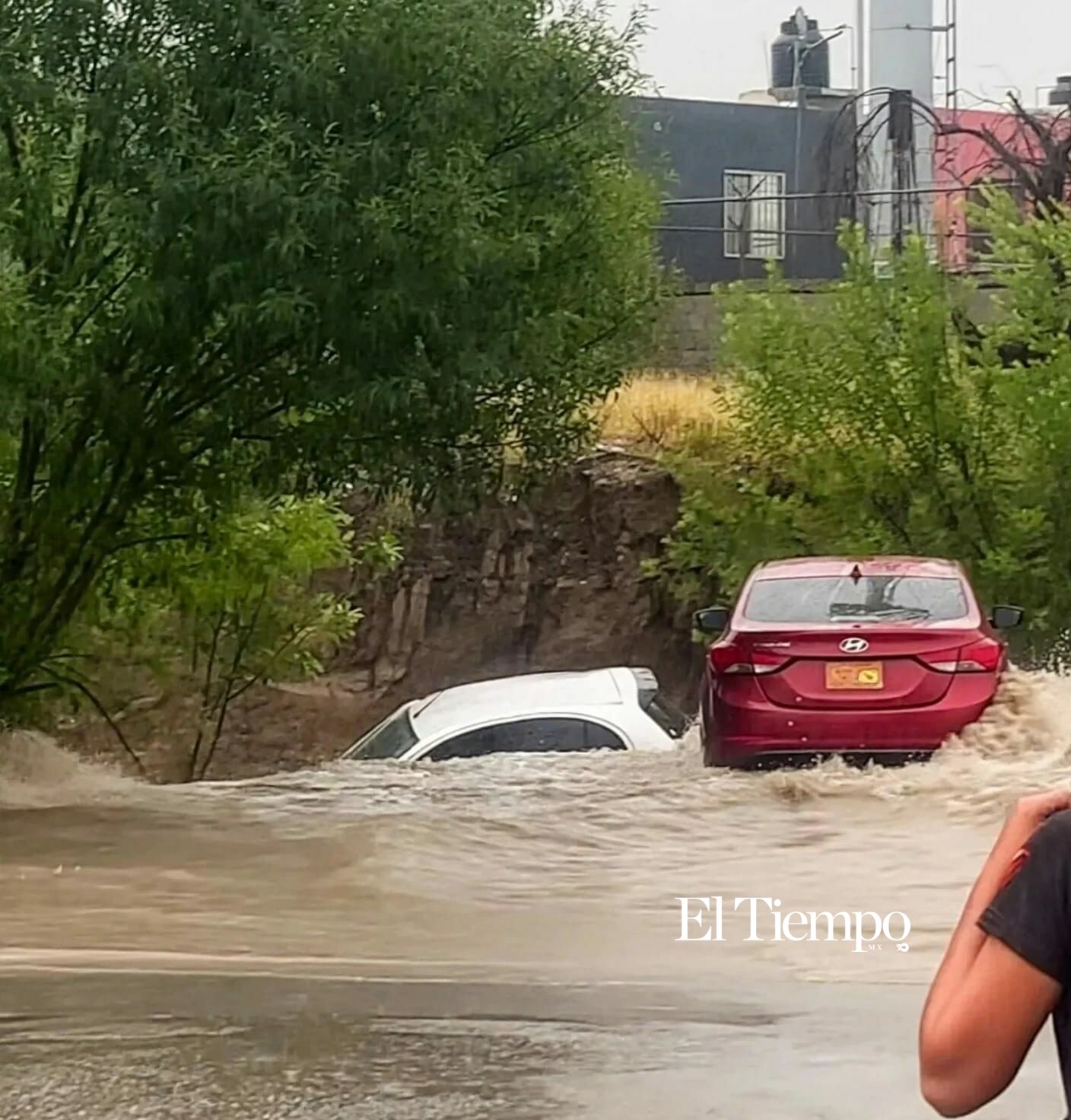 Corriente de arroyo arrastra tres vehículos frente a Tecnotrim tras fuerte tromba en Monclova