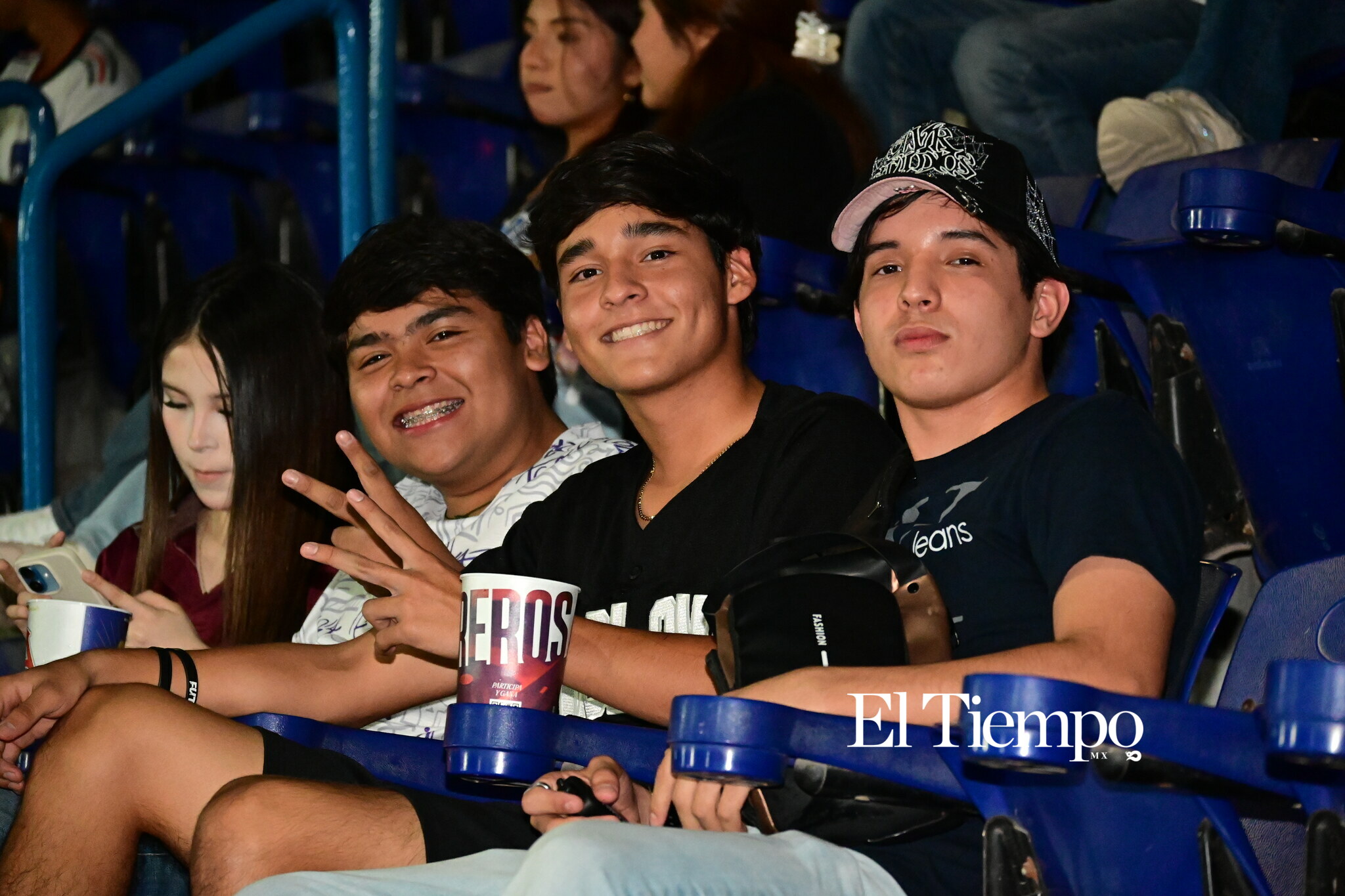 La afición responde en una noche de béisbol con causa