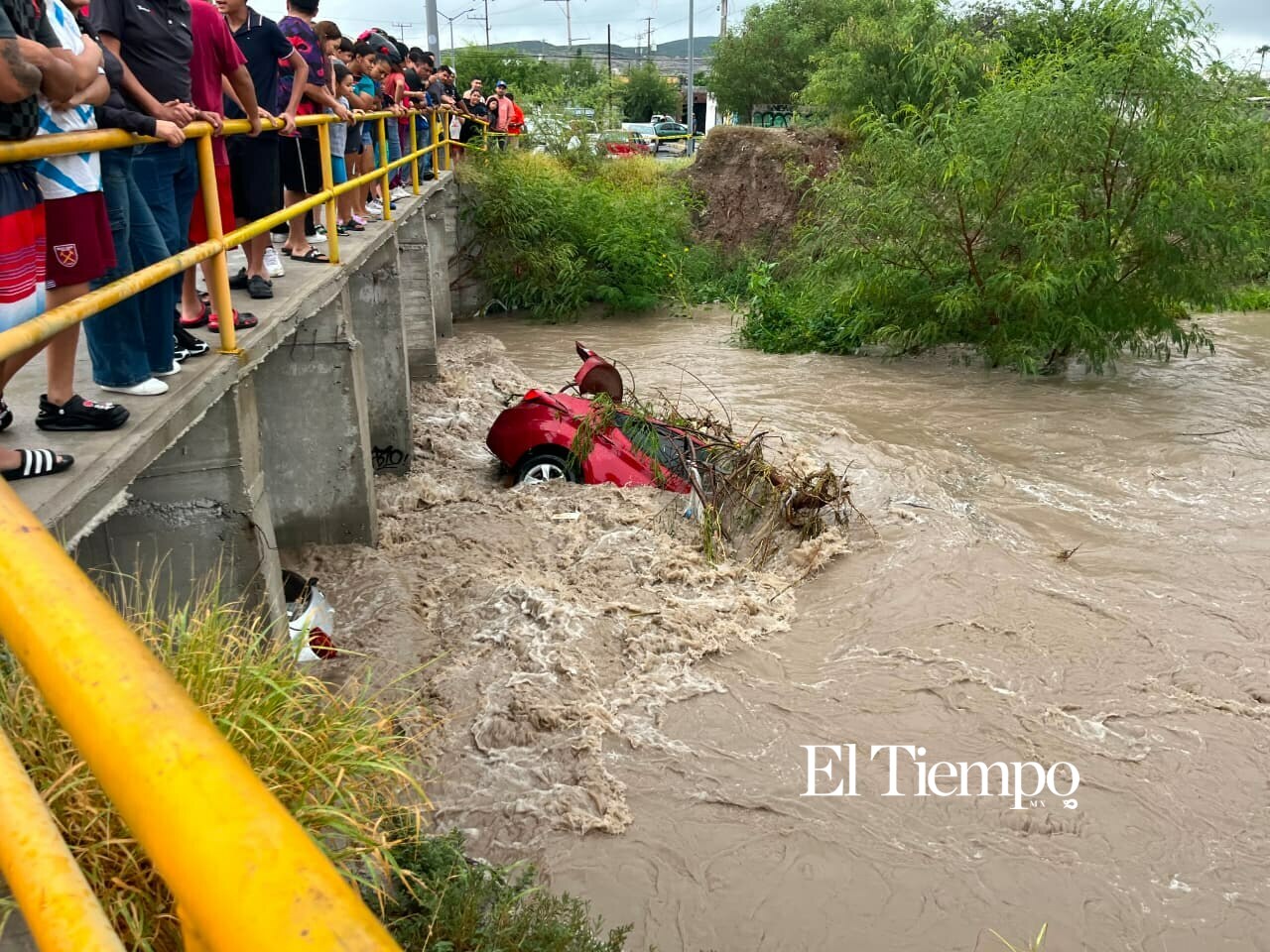 Corriente de arroyo arrastra tres vehículos frente a Tecnotrim tras fuerte tromba en Monclova