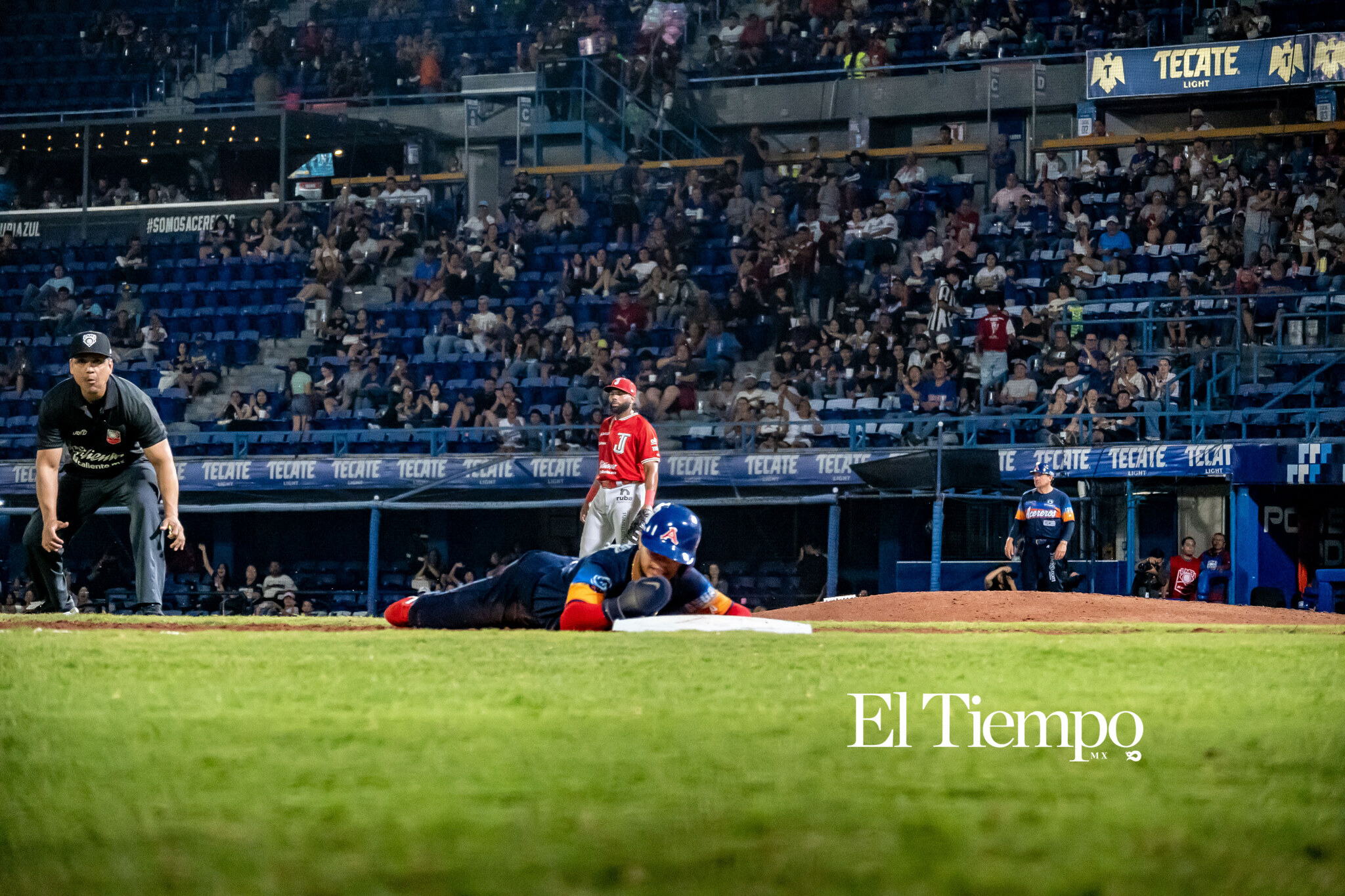 El diamante fue escenario de un duelo que mantuvo expectantes a los aficionados hasta las últimas entradas.
