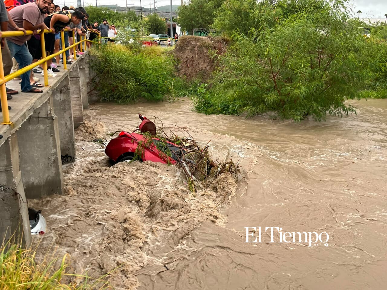 Corriente de arroyo arrastra tres vehículos frente a Tecnotrim tras fuerte tromba en Monclova