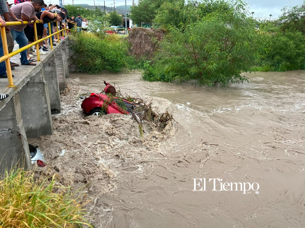 Corriente de arroyo arrastra tres vehículos frente a Tecnotrim tras fuerte tromba en Monclova