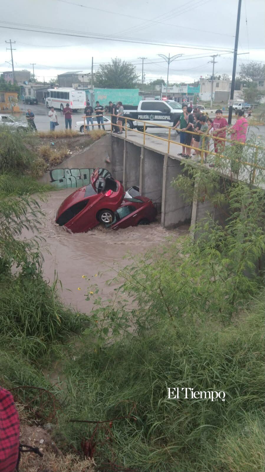Corriente de arroyo arrastra tres vehículos frente a Tecnotrim tras fuerte tromba en Monclova