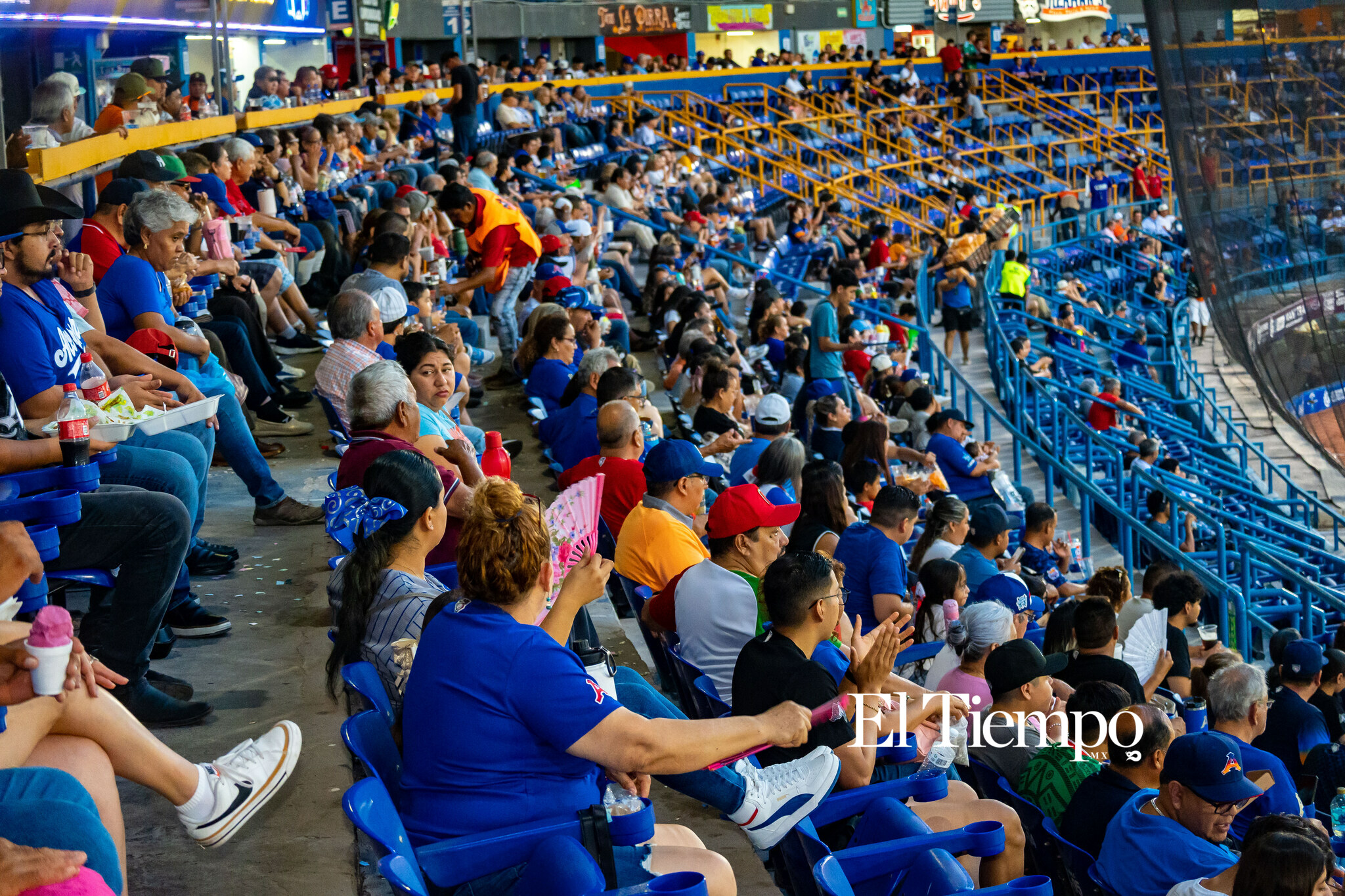 Aficionados comienzan a llenar las gradas del estadio para disfrutar de una nueva jornada de béisbol en Monclova.