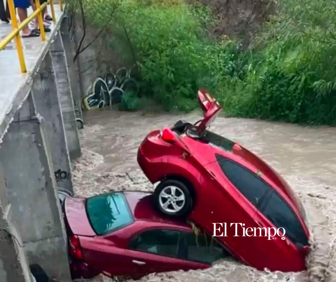 Corriente de arroyo arrastra tres vehículos frente a Tecnotrim tras fuerte tromba en Monclova