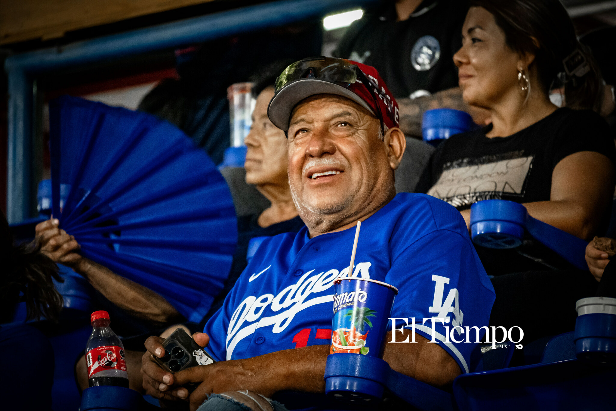 La pasión por el béisbol reúne a aficionados de todas las edades en cada serie disputada en el estadio.