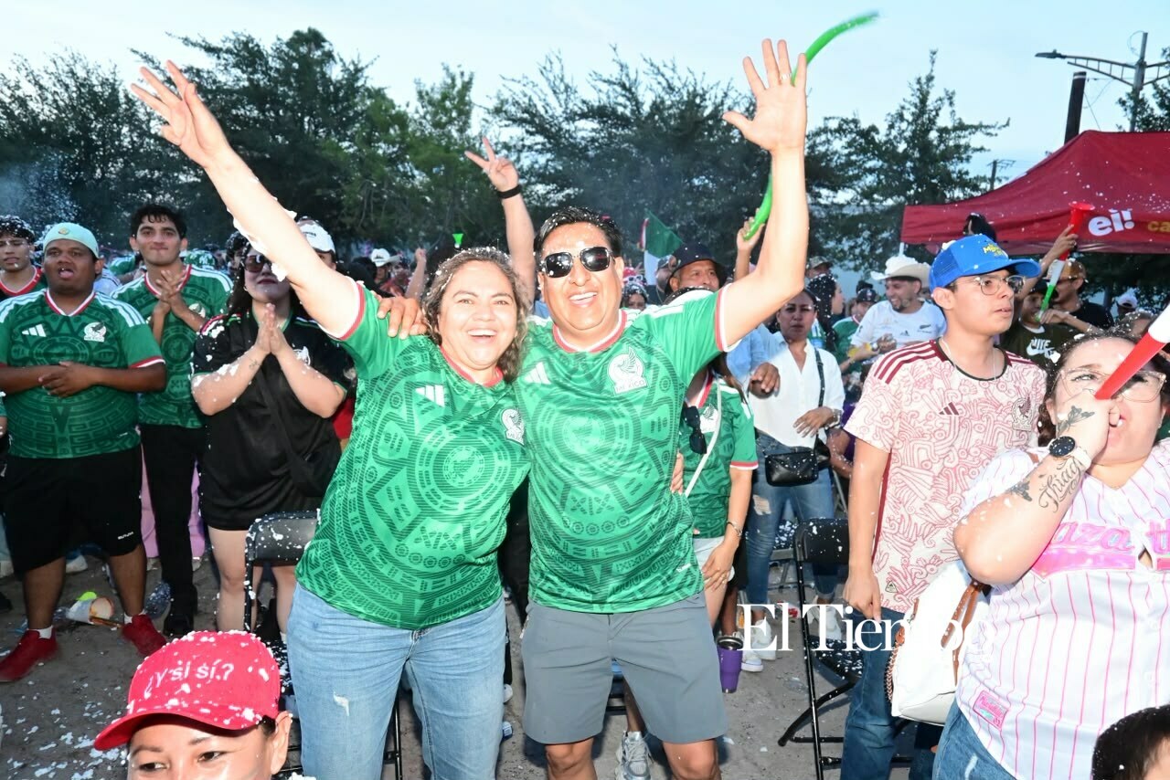 Festejo del primer gol de México
