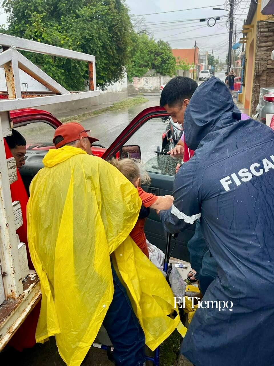 AIC refuerza labores de auxilio tras las lluvias en Castaños; apoyan a familias y automovilistas