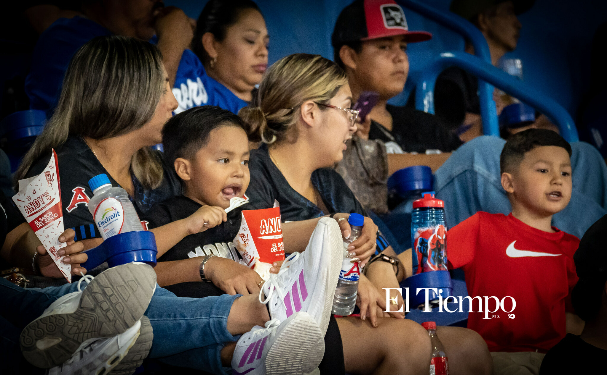 Familias completas aprovecharon la noche para convivir y apoyar a la Furia Azul desde las tribunas.