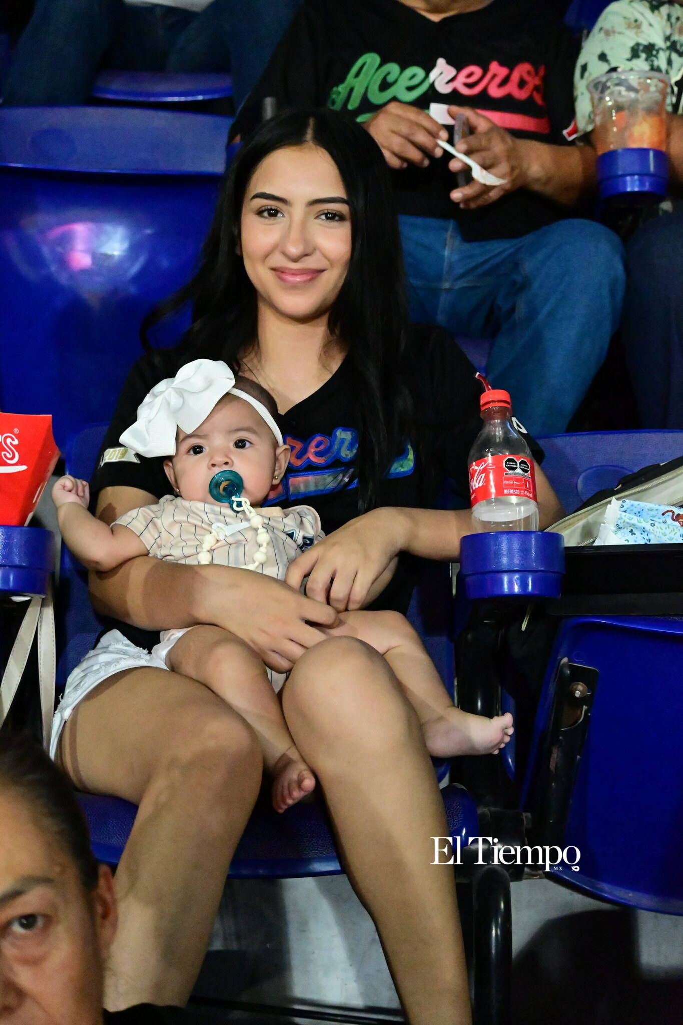 Familias llenan el estadio para apoyar a los Acereros