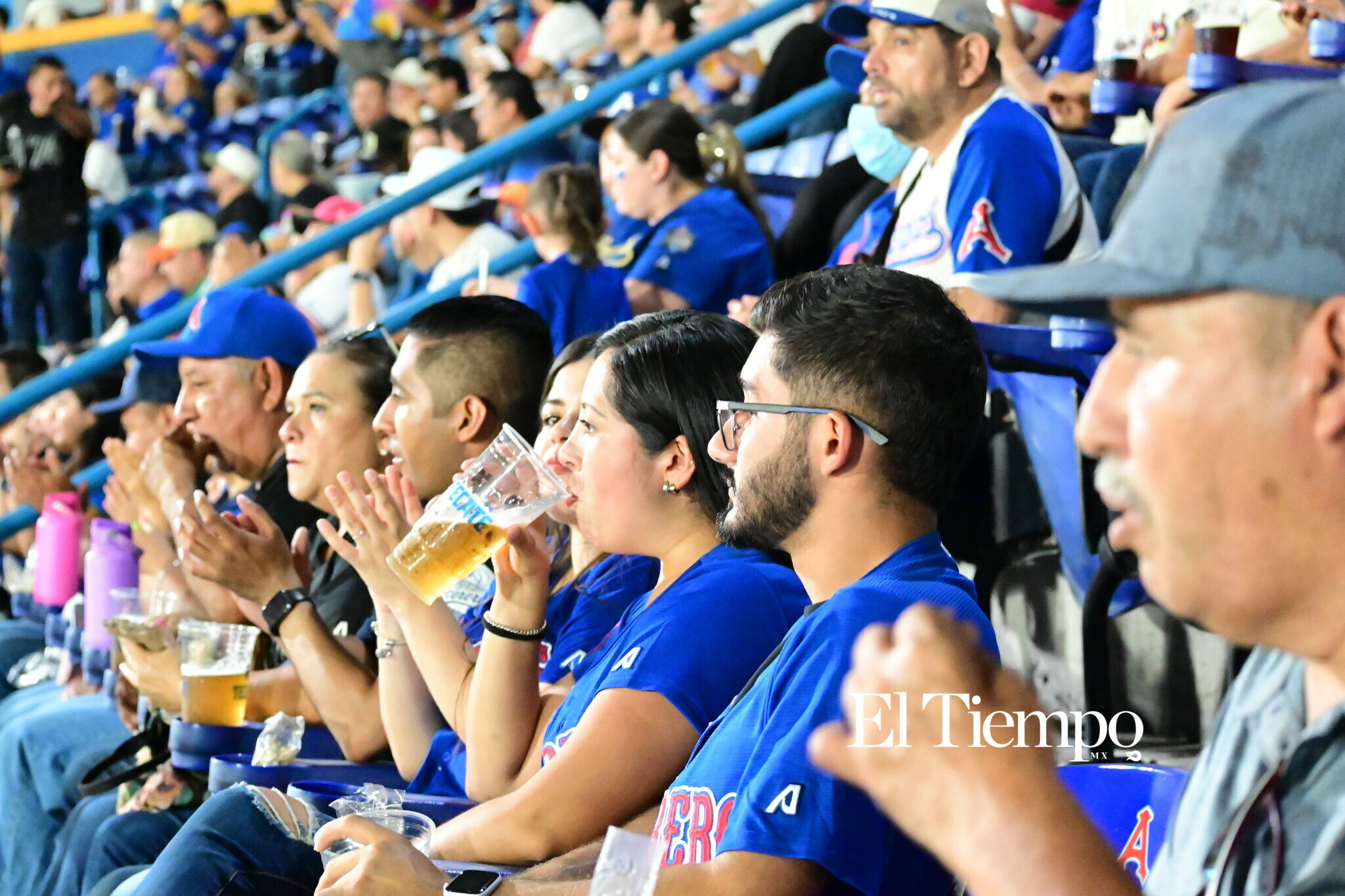 Familias llenan el estadio para apoyar a los Acereros