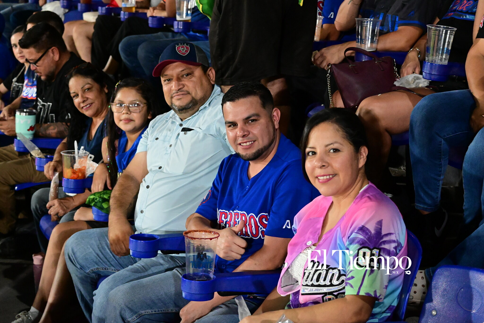 Familias llenan el estadio para apoyar a los Acereros