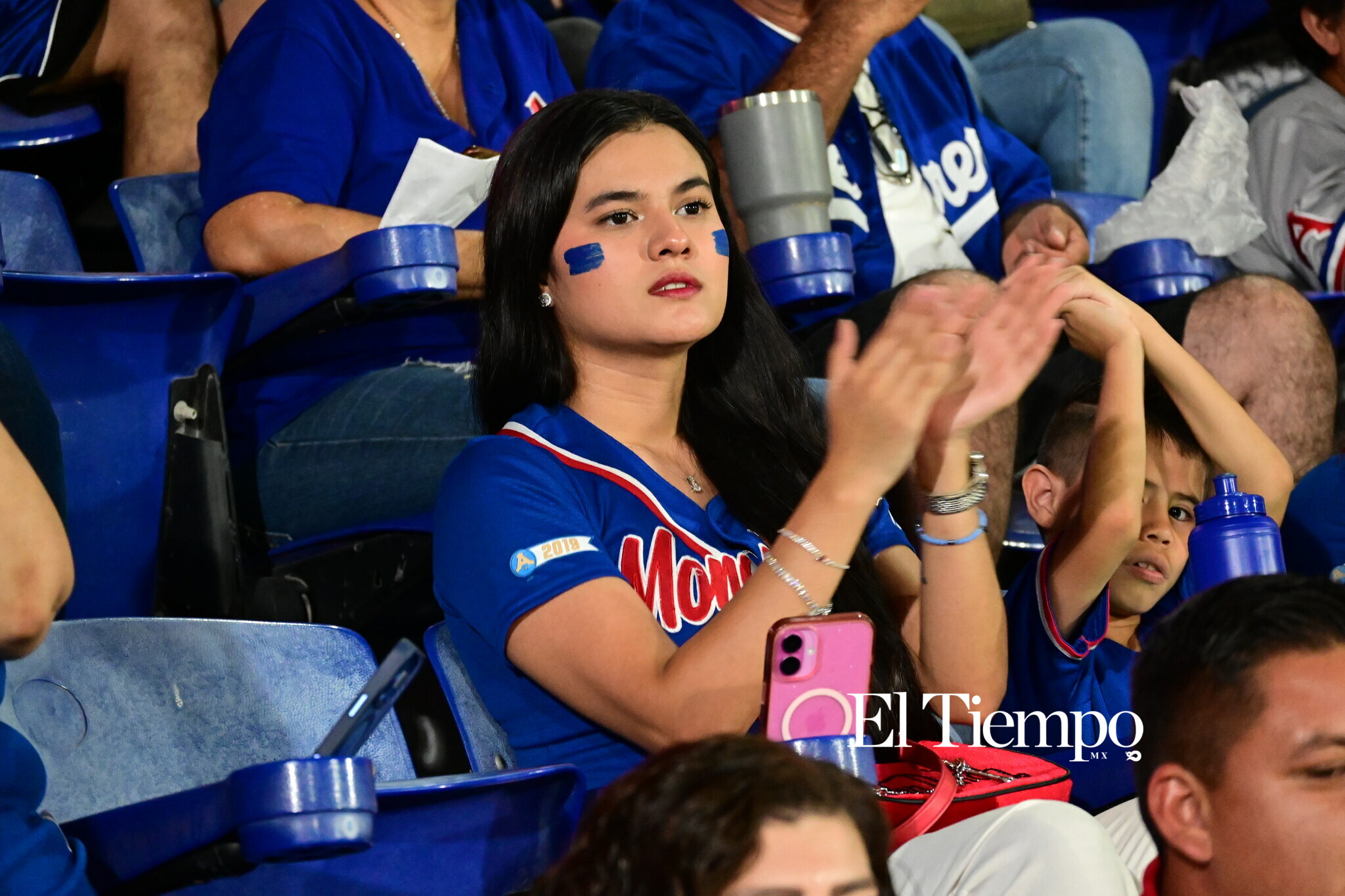 Familias llenan el estadio para apoyar a los Acereros