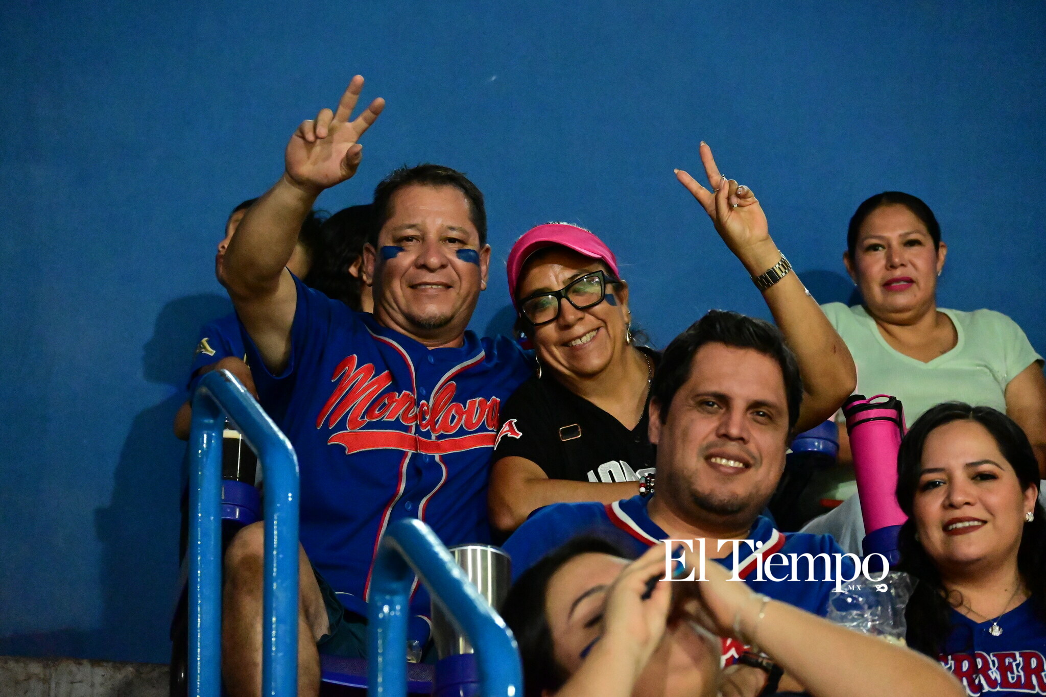 Familias llenan el estadio para apoyar a los Acereros