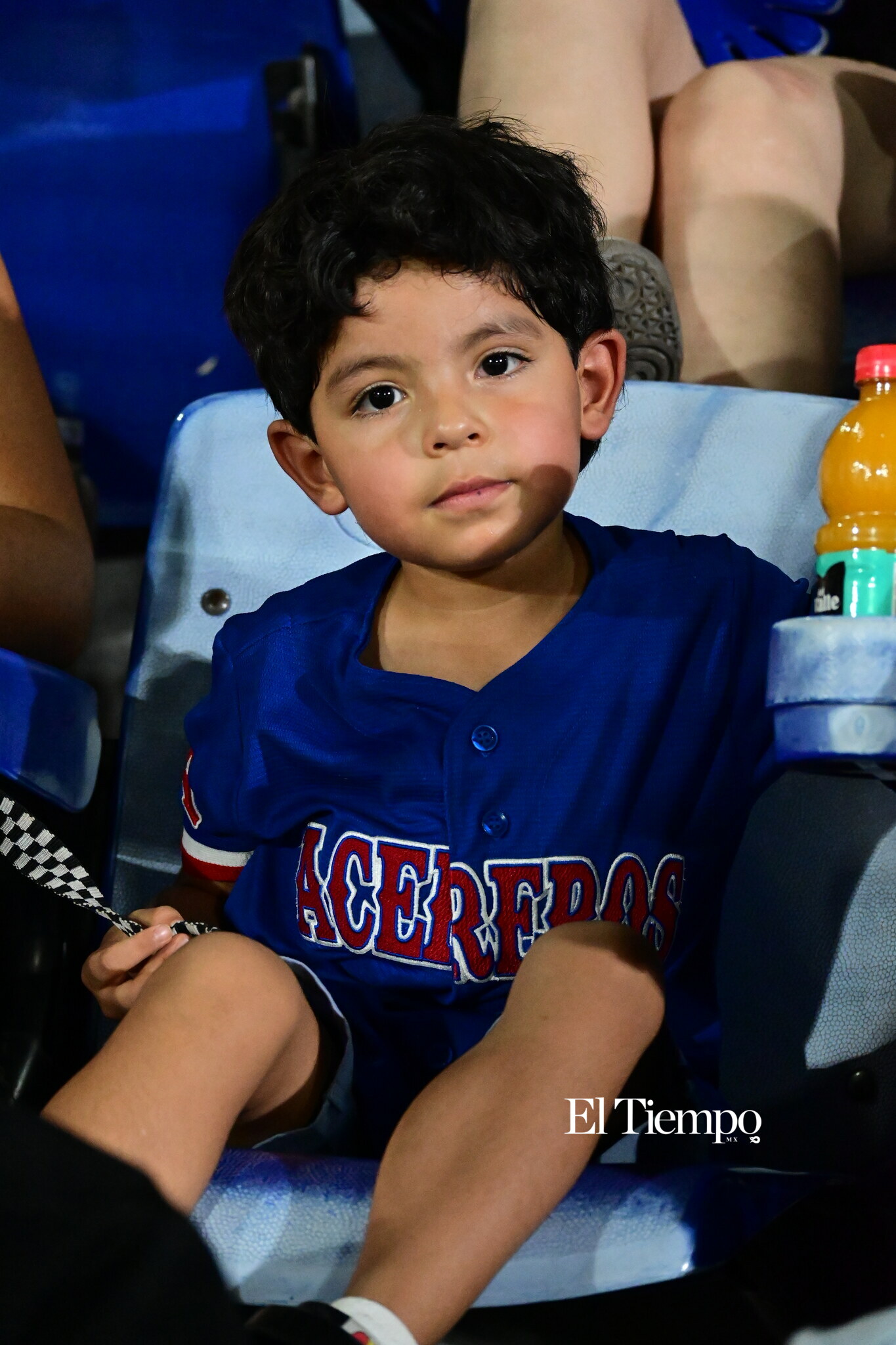 Familias llenan el estadio para apoyar a los Acereros