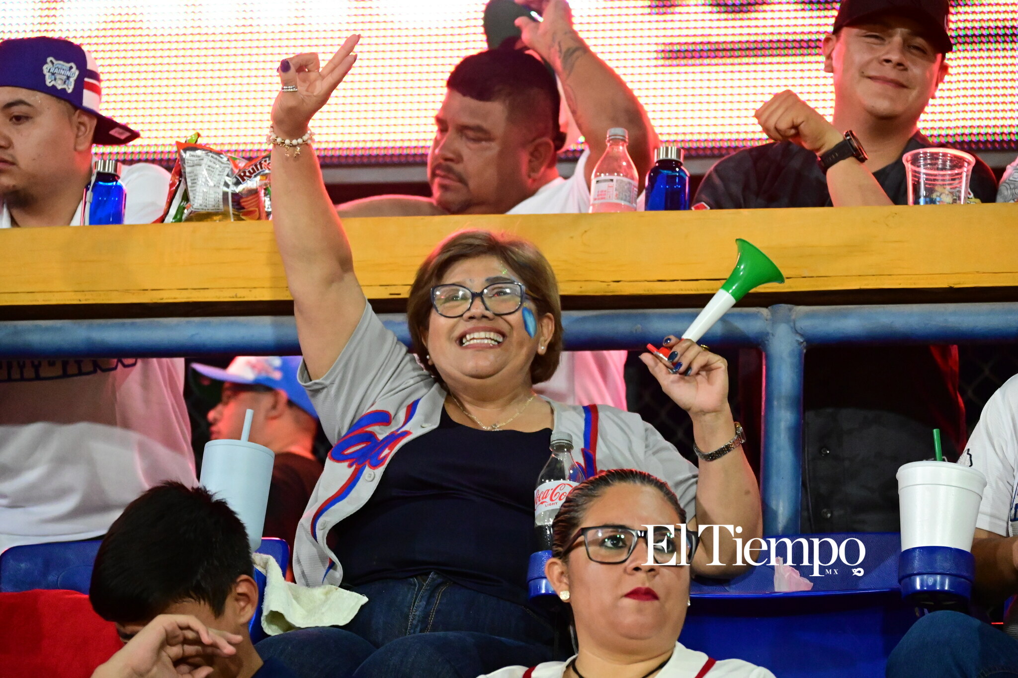 Familias llenan el estadio para apoyar a los Acereros
