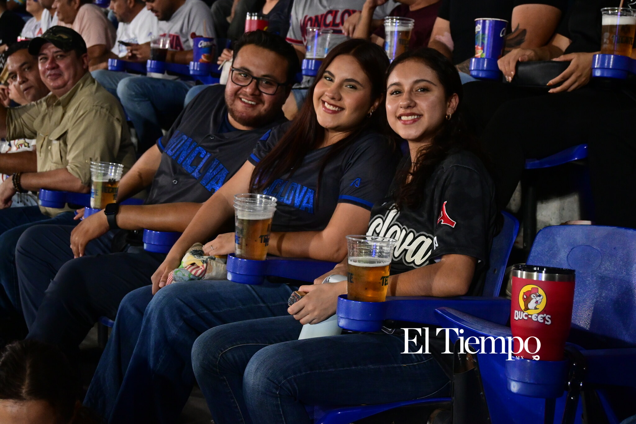 Familias llenan el estadio para apoyar a los Acereros