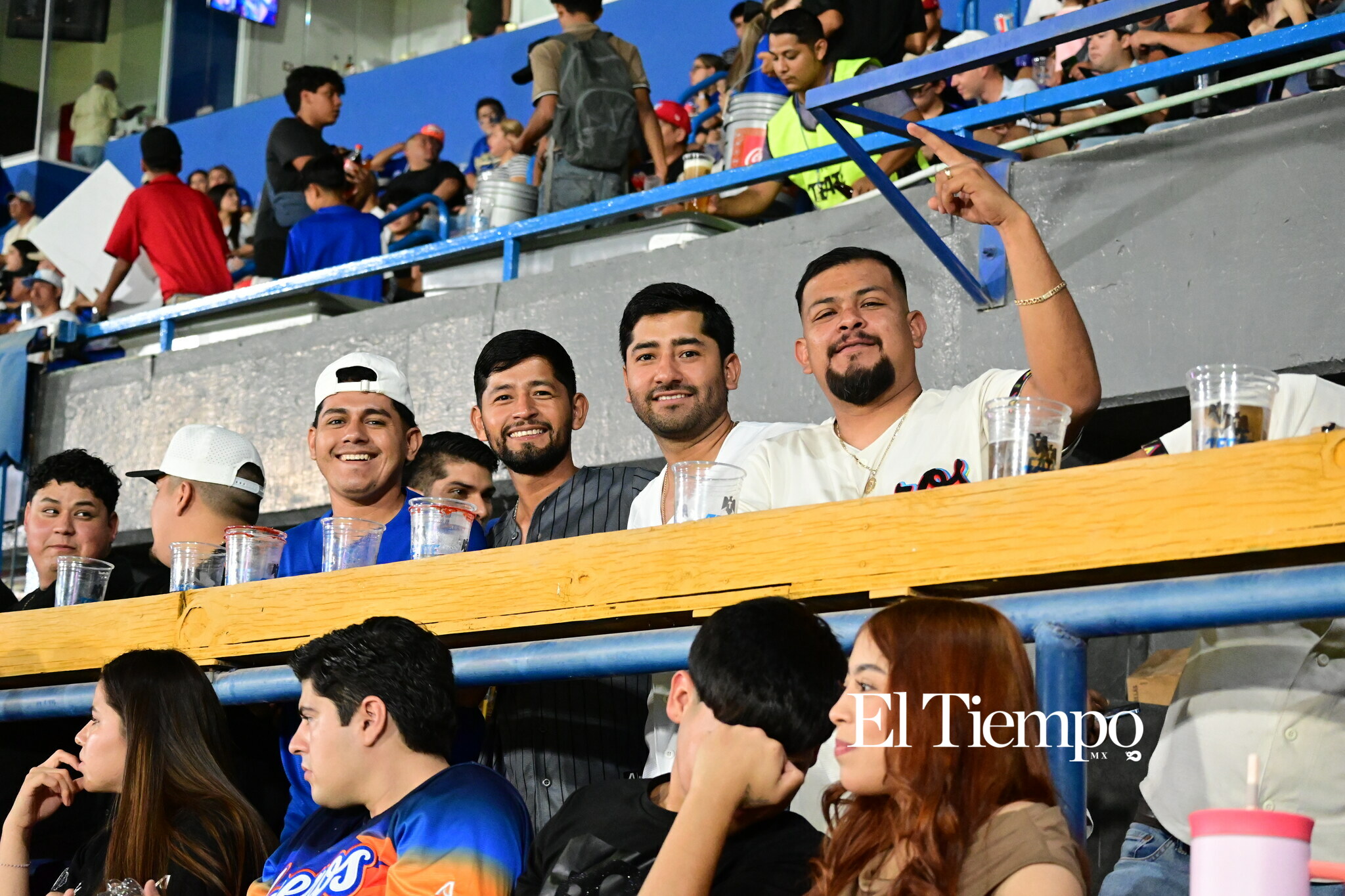 Familias llenan el estadio para apoyar a los Acereros