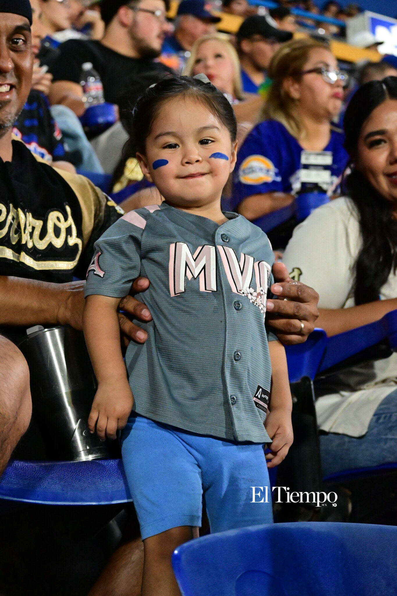 Familias llenan el estadio para apoyar a los Acereros