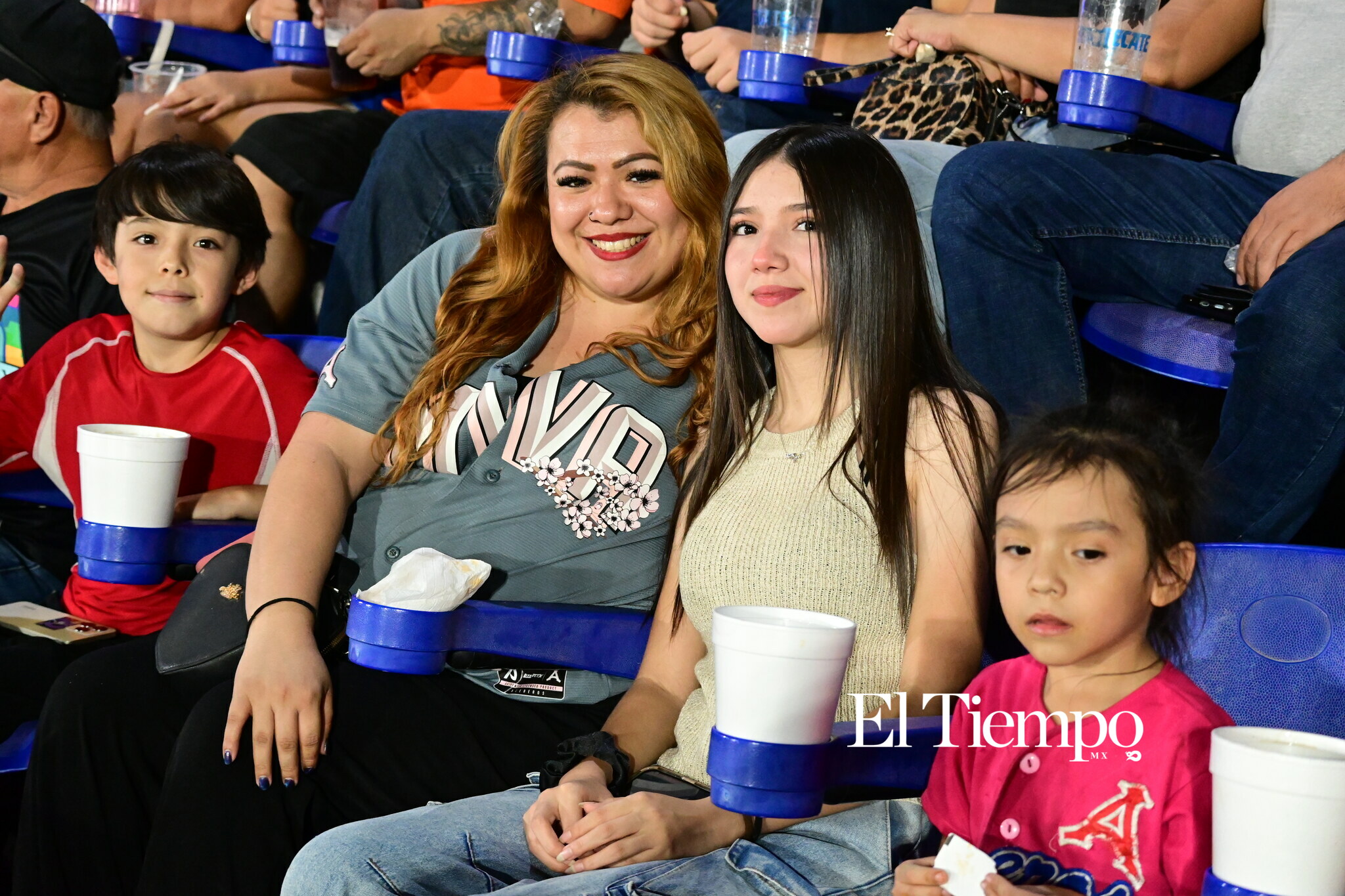 Familias llenan el estadio para apoyar a los Acereros