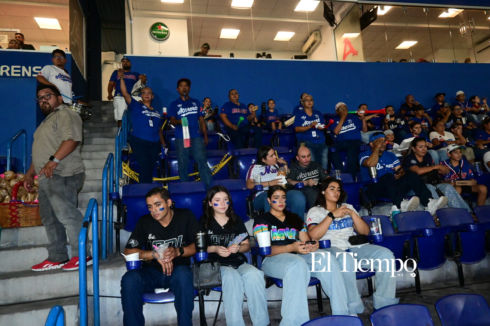 Familias llenan el estadio para apoyar a los Acereros