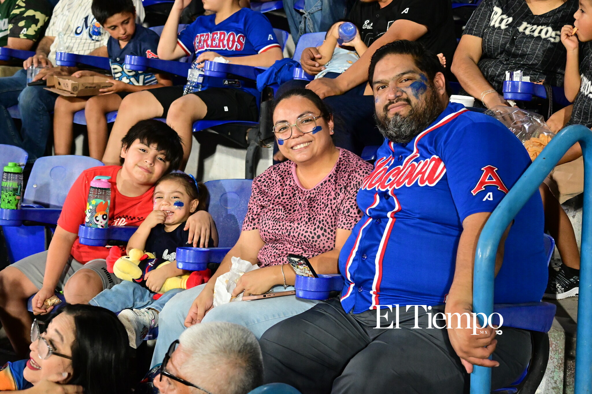 Familias llenan el estadio para apoyar a los Acereros