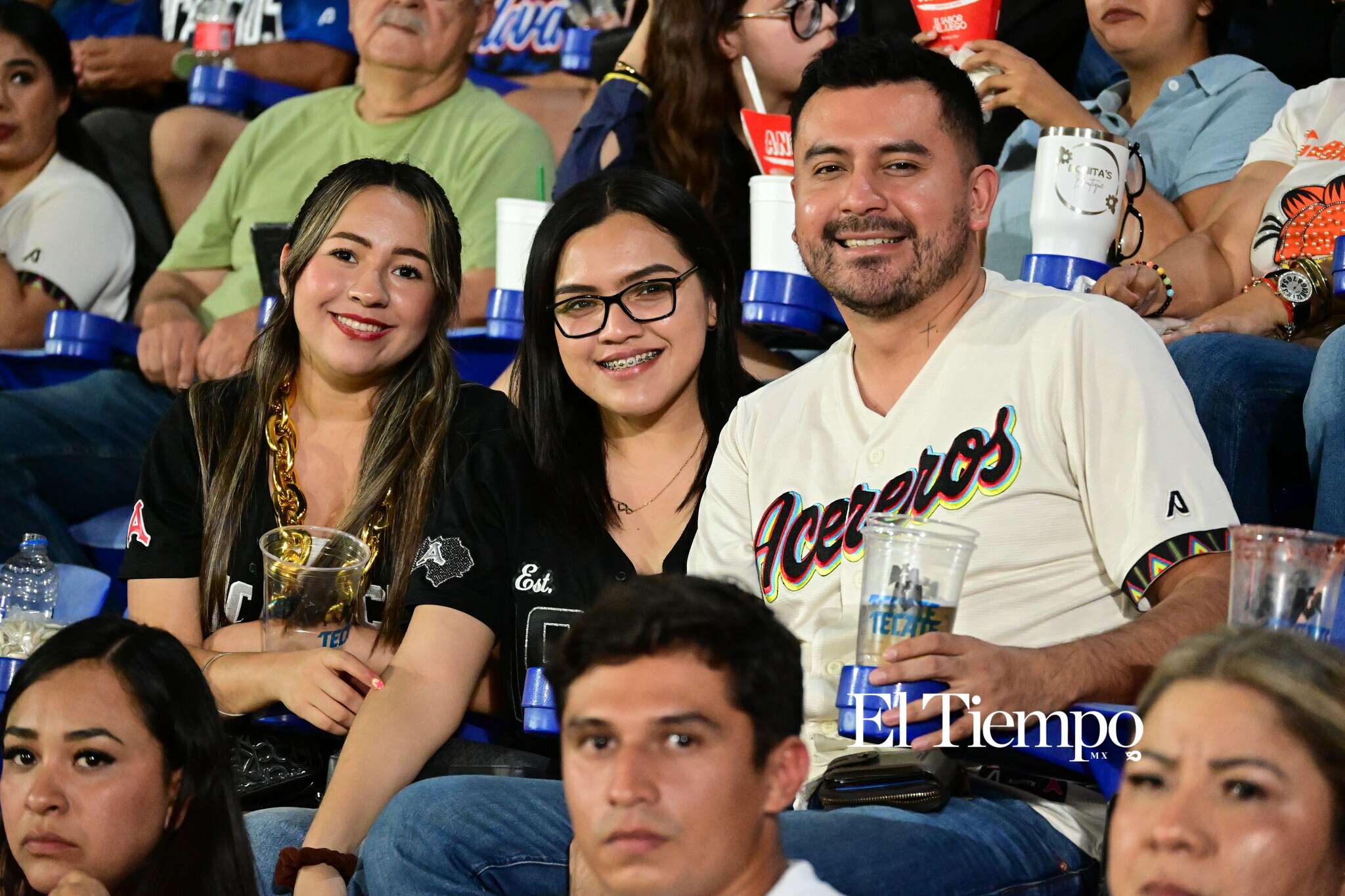 Familias llenan el estadio para apoyar a los Acereros