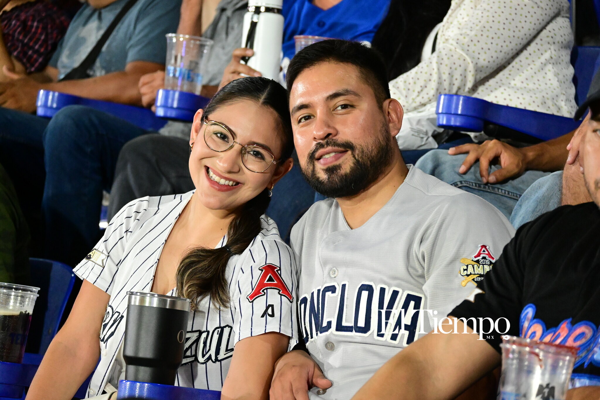 Familias llenan el estadio para apoyar a los Acereros