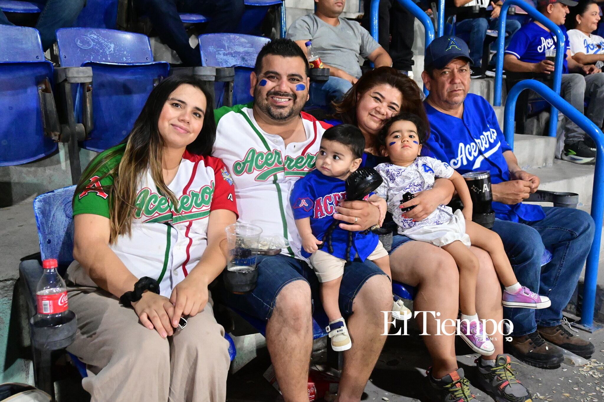 Familias llenan el estadio para apoyar a los Acereros