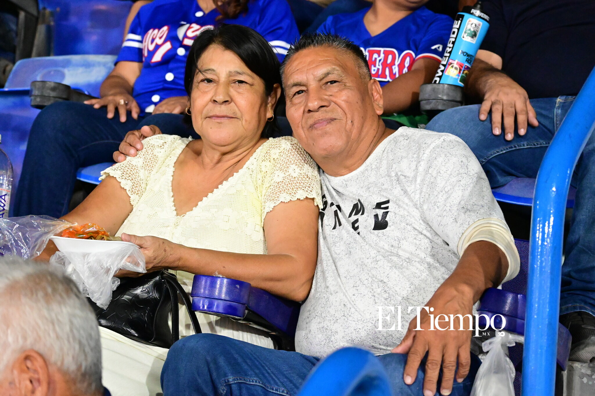 Familias llenan el estadio para apoyar a los Acereros